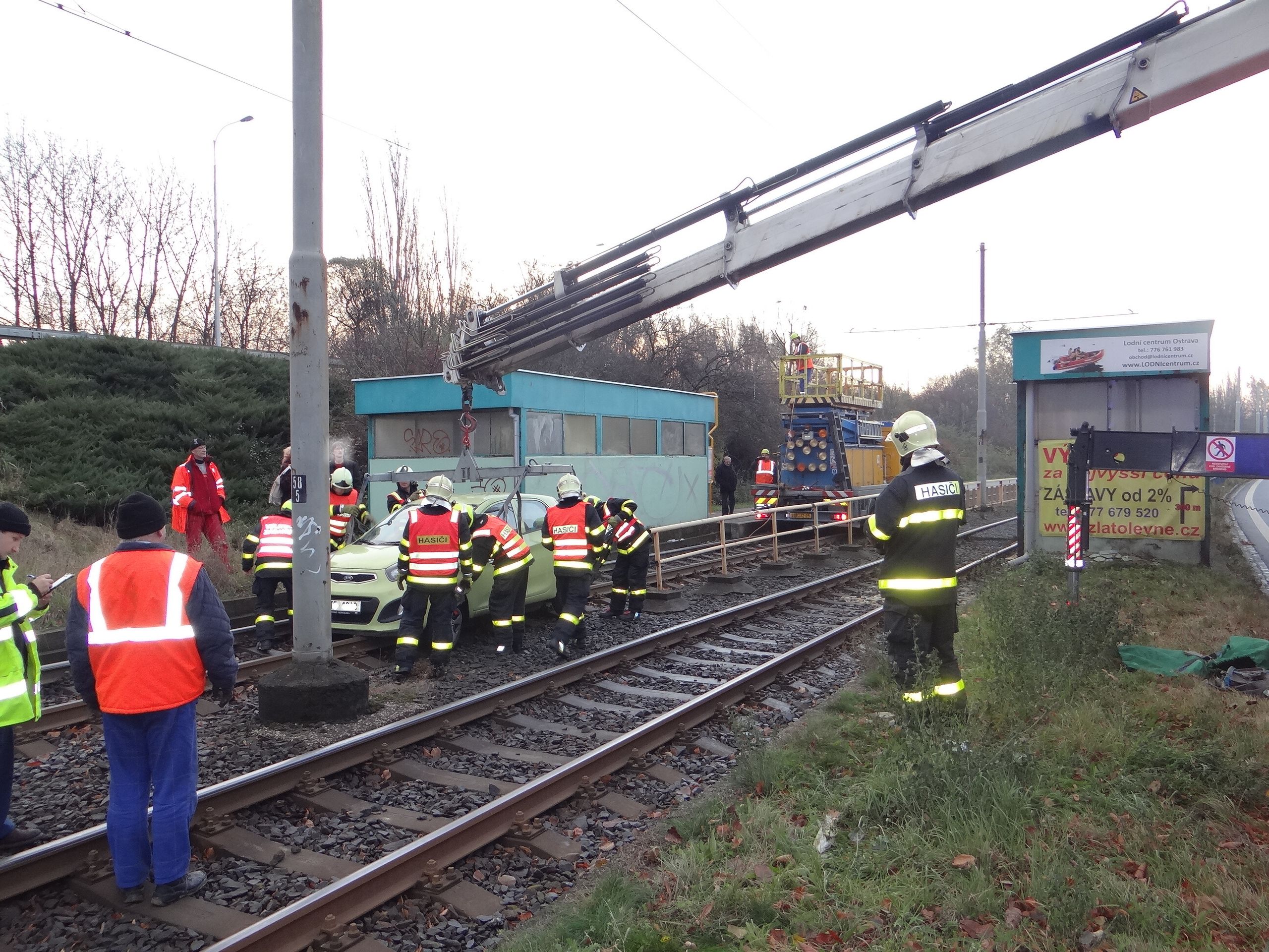 Hasiči vyprošťovali auto z tramvajových kolejí - 15 - Galerie: Hasiči vyprošťovali auto z tramvajových kolejí (13/13)