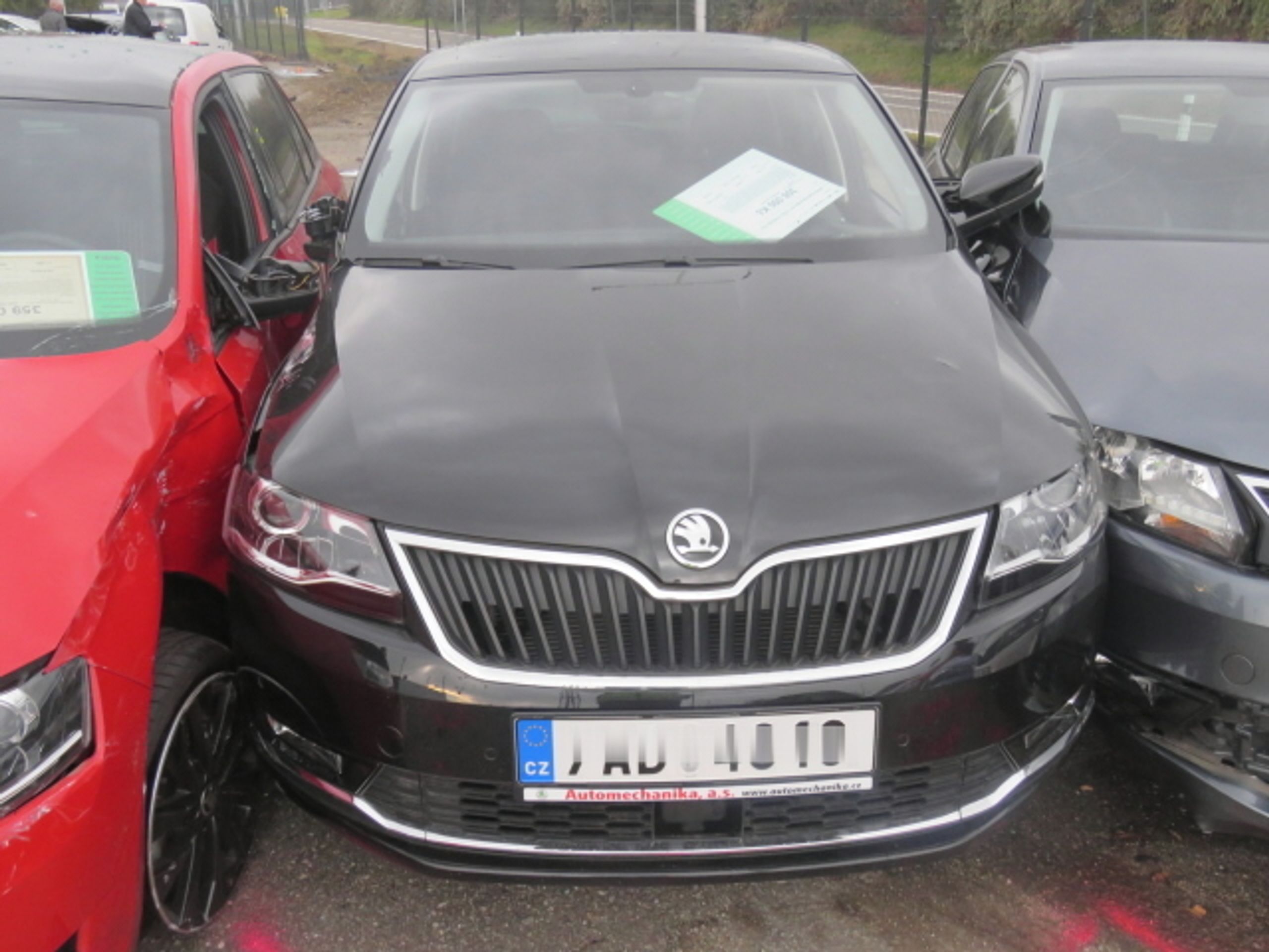 Nákladní auto vjelo do autobazaru, kde nabouralo několik aut - 4 - GALERIE: Nákladní auto vjelo do autobazaru, kde nabouralo několik aut (13/17)