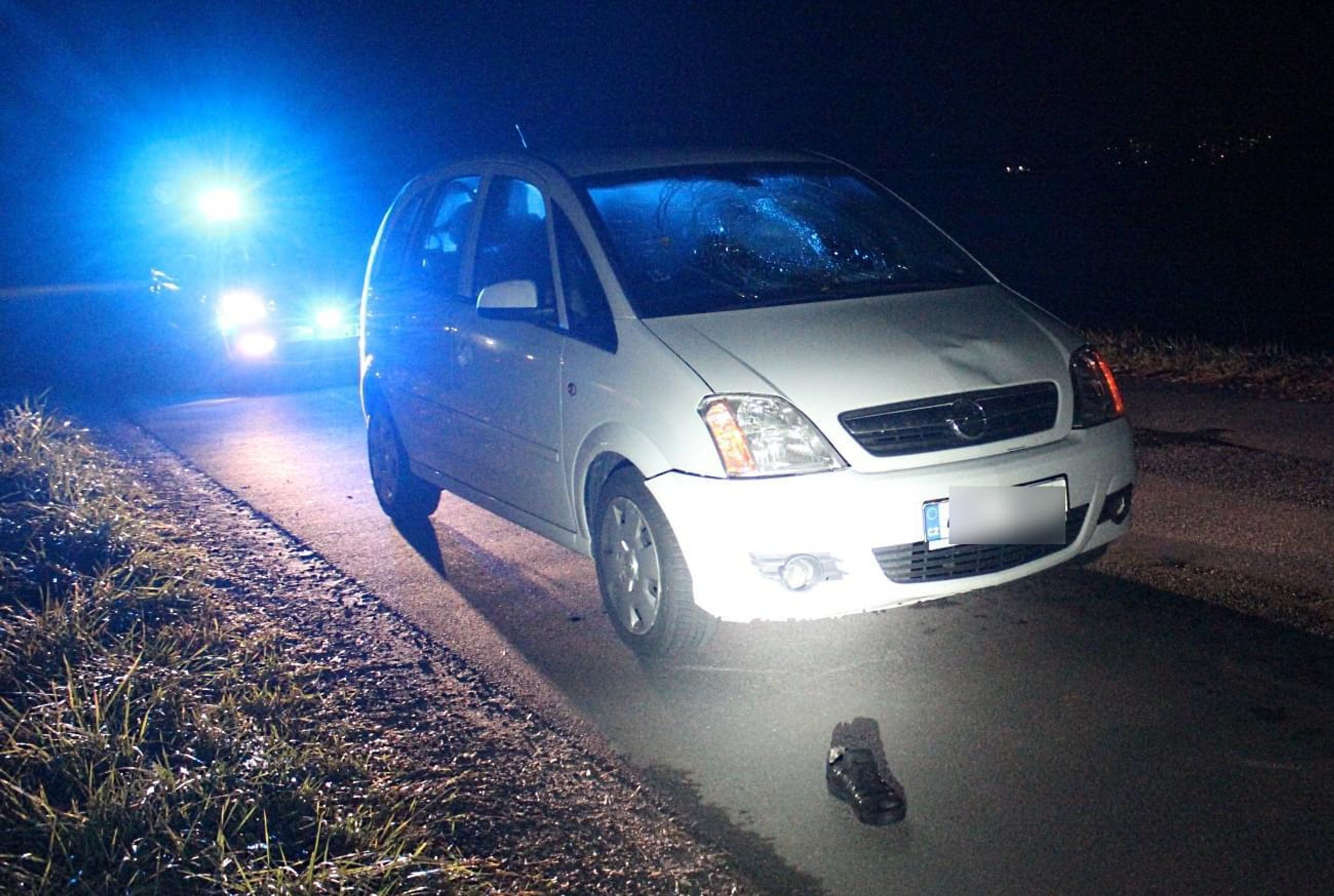 Sražený chodec nakonec sám skončil v policejní cele - 4 - GALERIE: Srážka chodce na Plzeňsku (1/3)