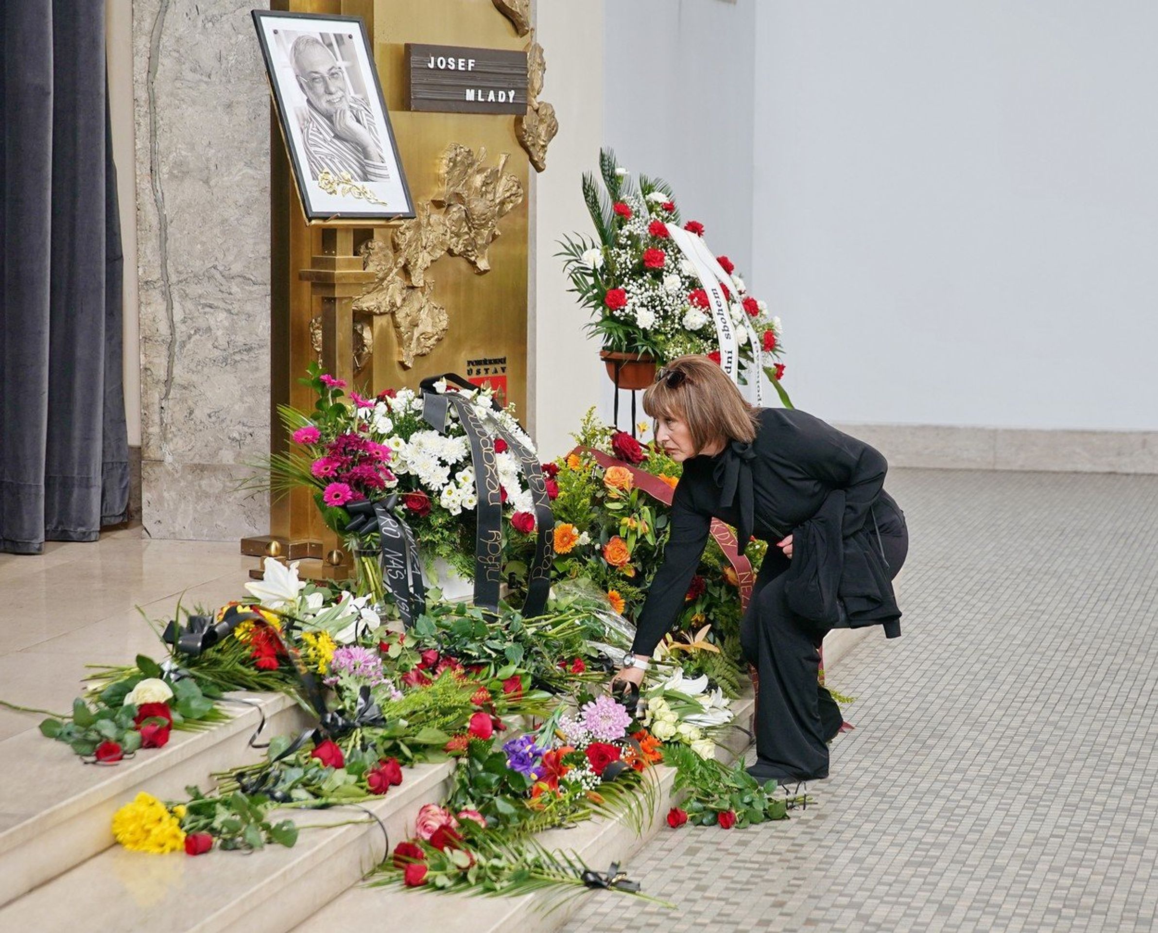 Rozloučení s Josefem Mladým - Petra Černocká - GALERIE: Rozloučení s Josefem Mladým (6/13)