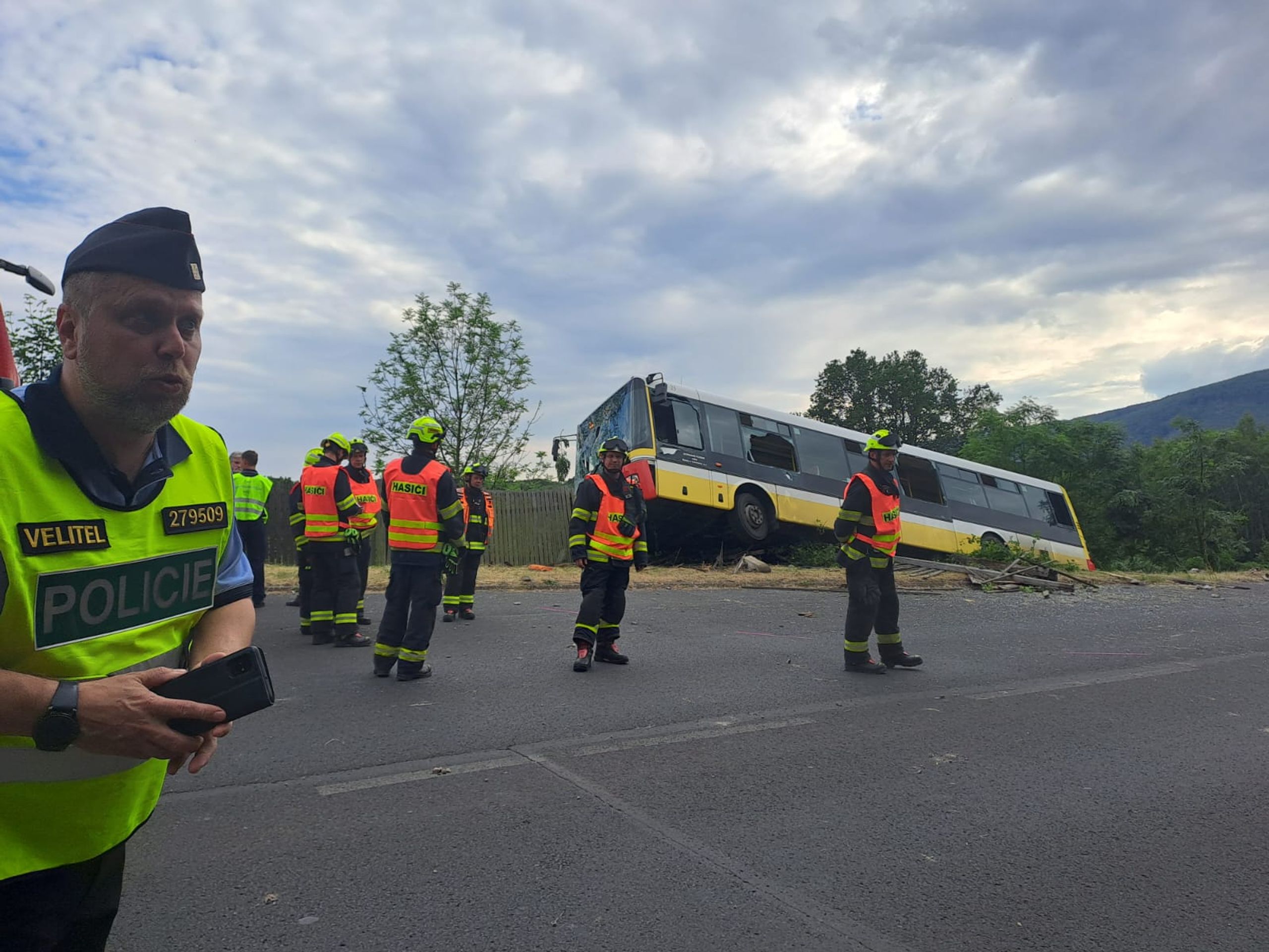 Nehoda autobusu v obci Janov na Ústecku - Nehoda autobusu v obci Janov na Ústecku (2/4)
