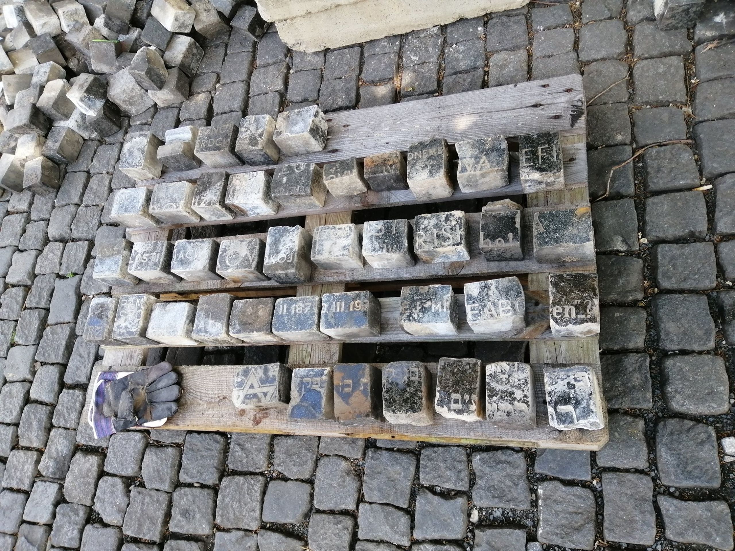 Objevené dlažební kameny z židovských náhrobků - 1 - GALERIE: Objevené části židovských náhrobků (1/3)