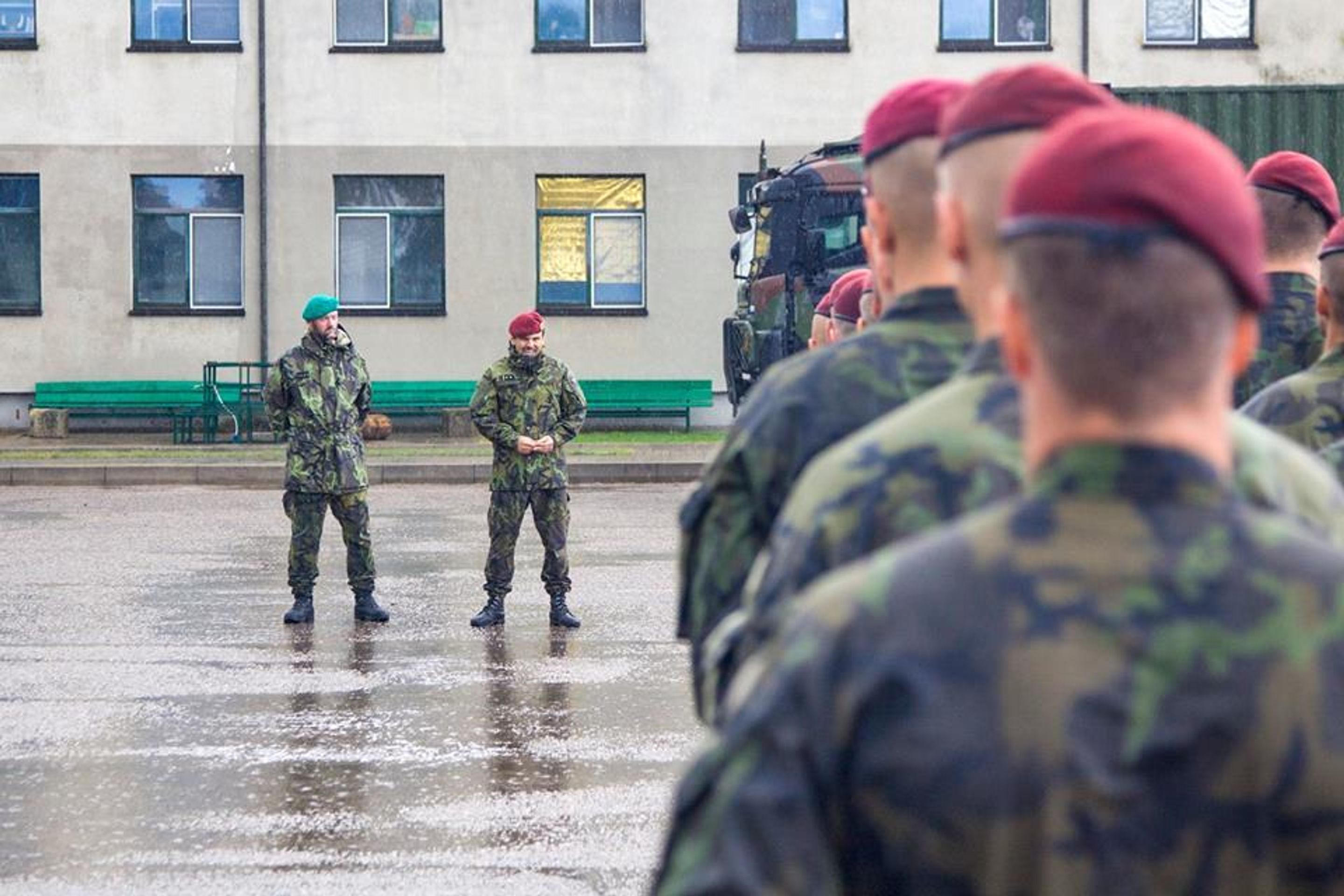 Vzdání pocty padlým vojákům v Afganistánu - 3 - GALERIE: Vojáci se loučí s padlými kolegy (14/17)