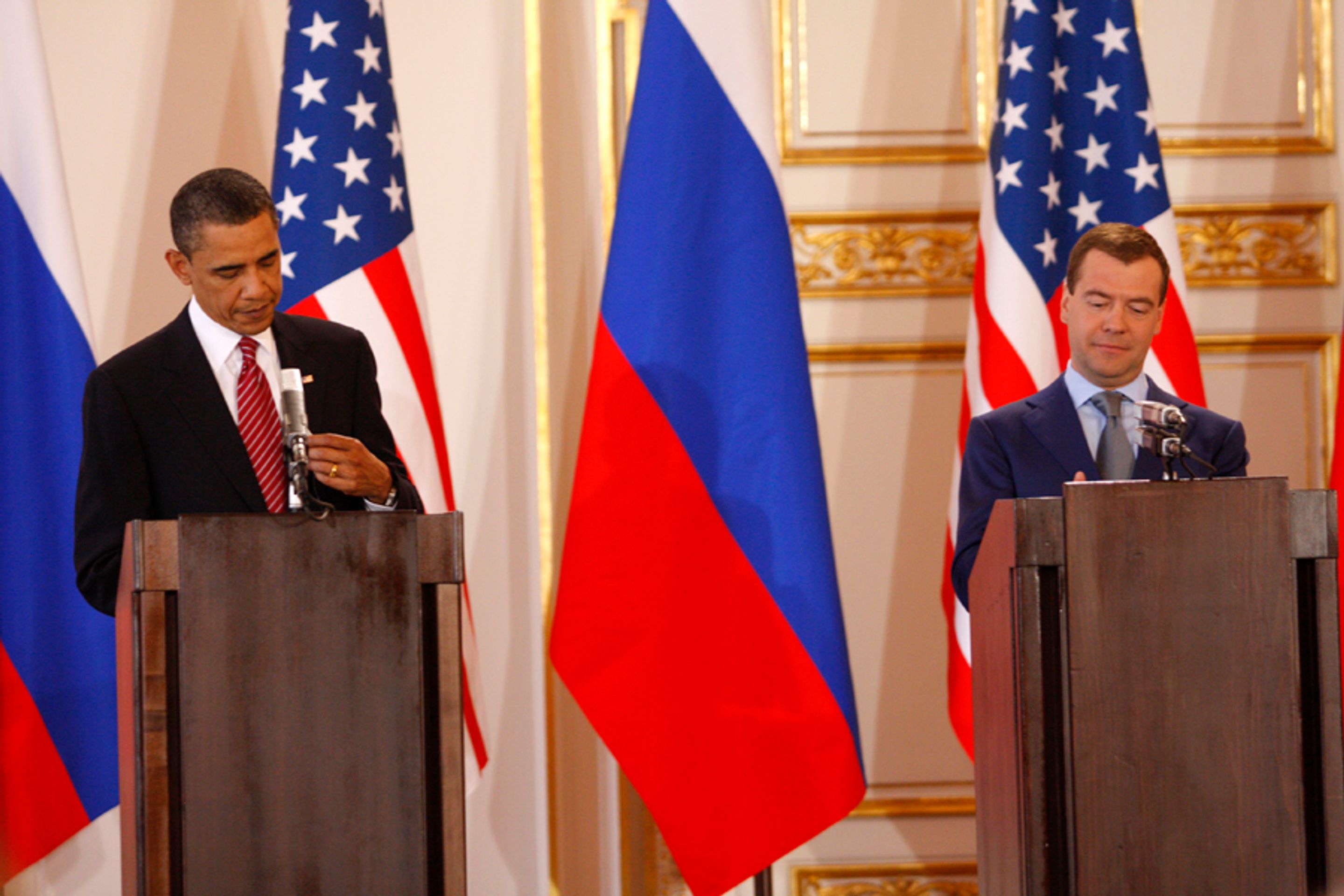 Obama a Medveděv-21 - GALERIE: Obama a Medveděv podepisují smlouvu o odzbrojení (26/26)