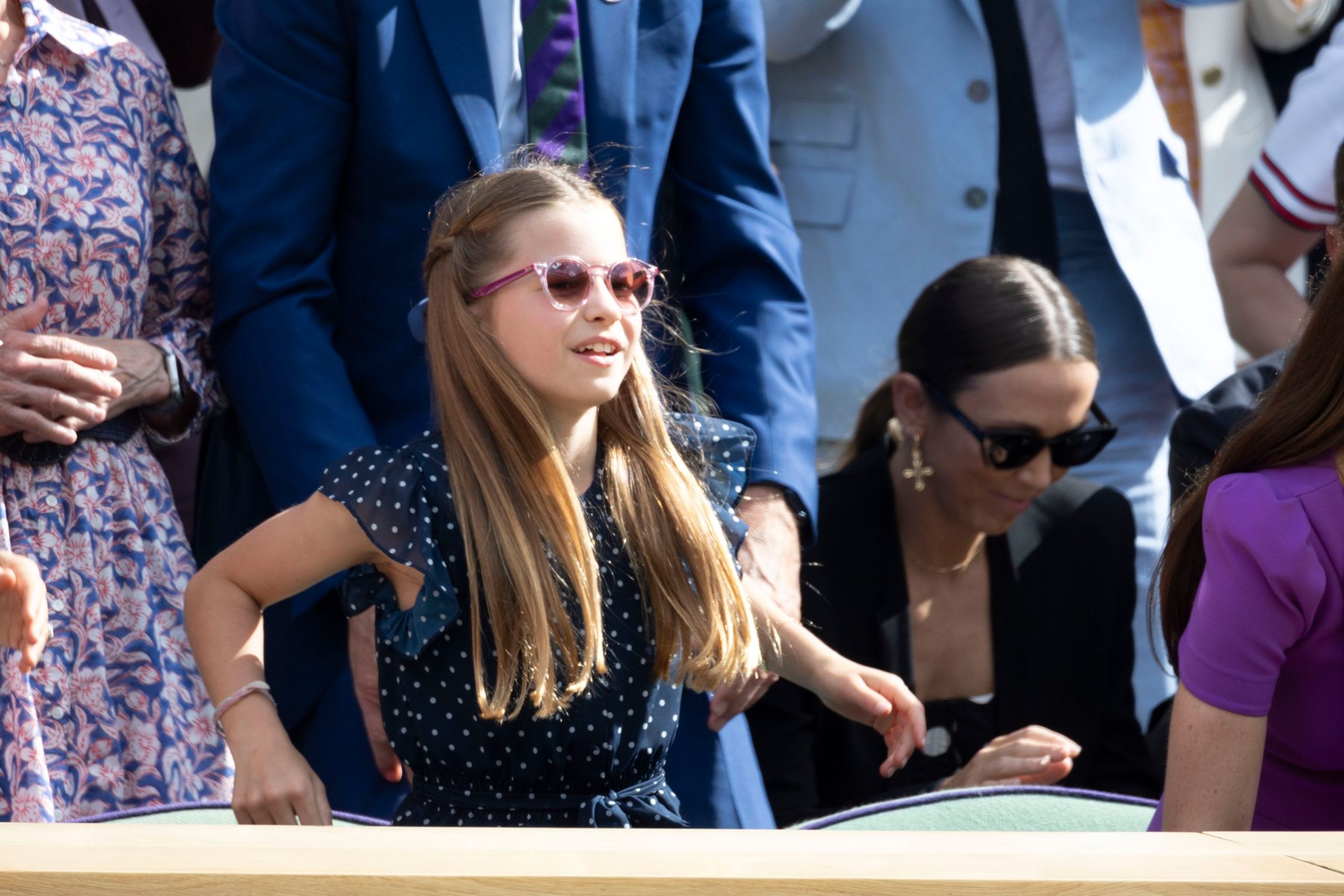 Princezna Charlotte na Wimbledonu - Princezna Kate a Charlotte na Wimbledonu (1/16)