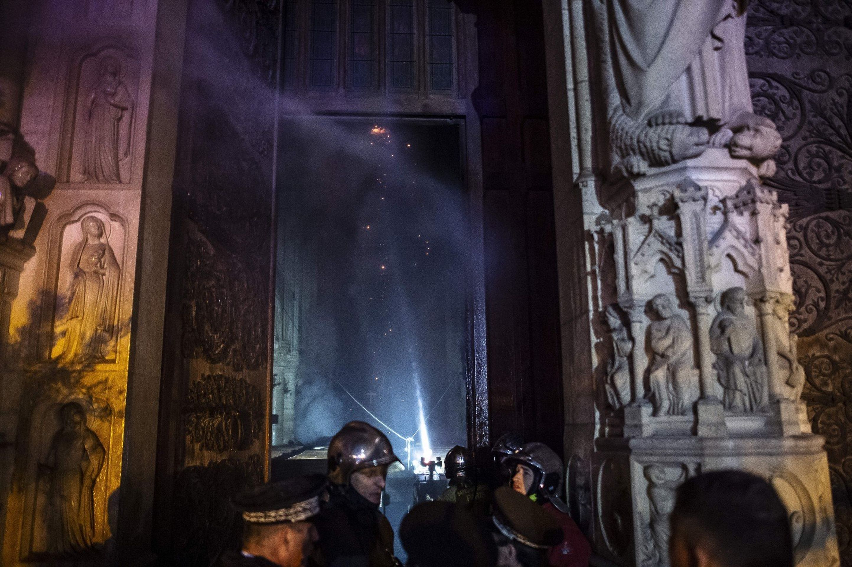 Požár katedrály Notre Dame - 2 - GALERIE: Obří požár katedrály Notre Dame (4/14)