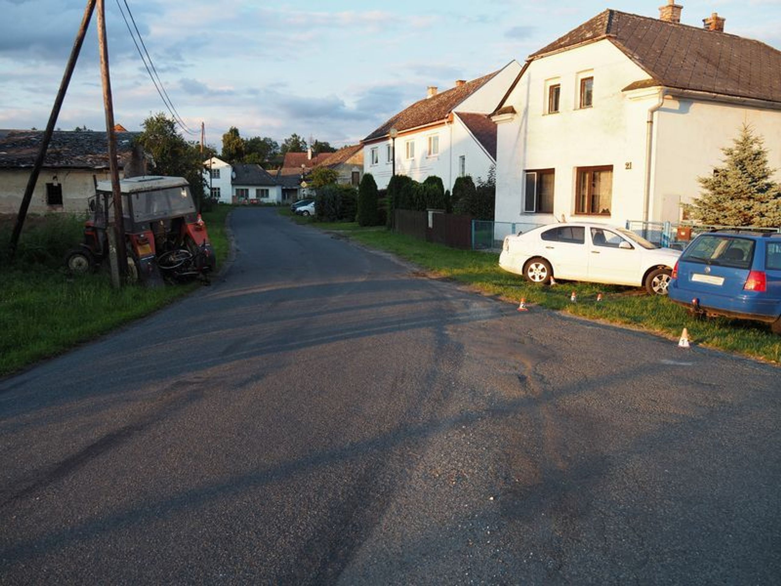 Opilý mladík v traktoru zranil ženu s dítětem - 1 - GALERIE: Opilý mladík v traktoru zranil ženu s dítětem (5/5)