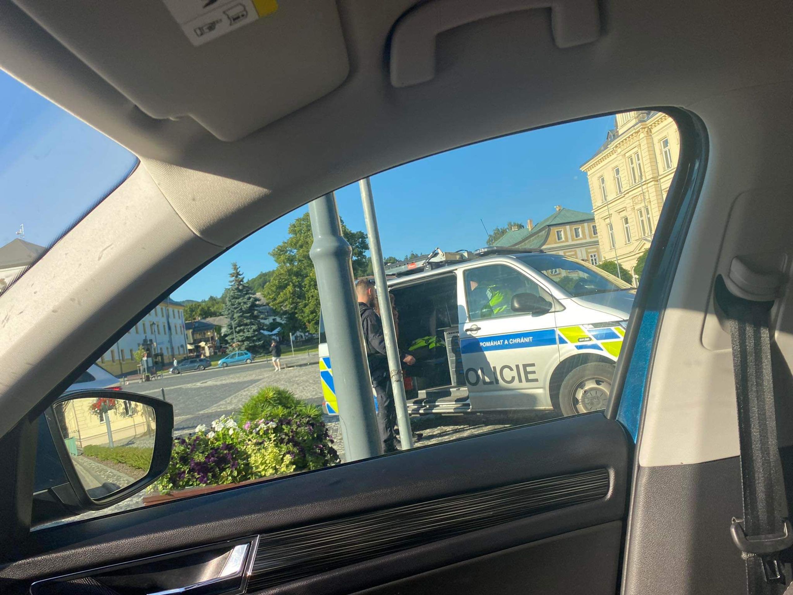 Útok tyčemi a srocování lidí před policejní služebnou v Novém Boru - Útok tyčemi a srocování lidí před policejní služebnou v Novém Boru (1/5)