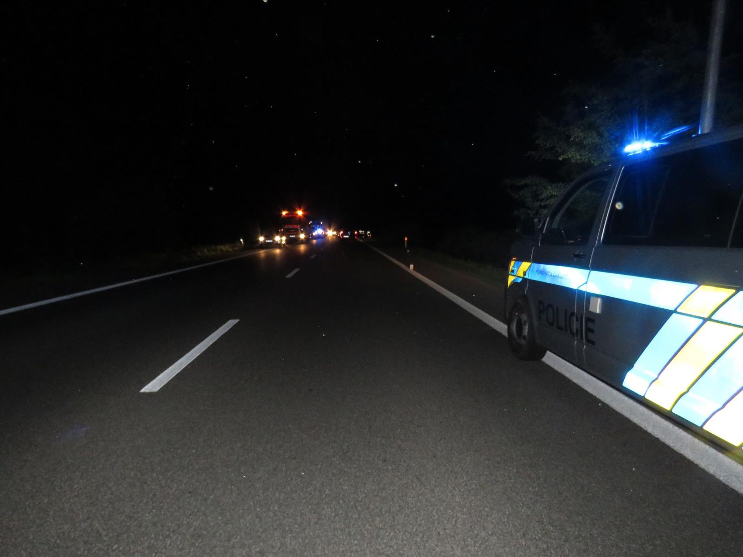 Dopravní nehoda u České Skalice - GALERIE: Pirát silnic vytlačil druhé auto do pole (1/4)