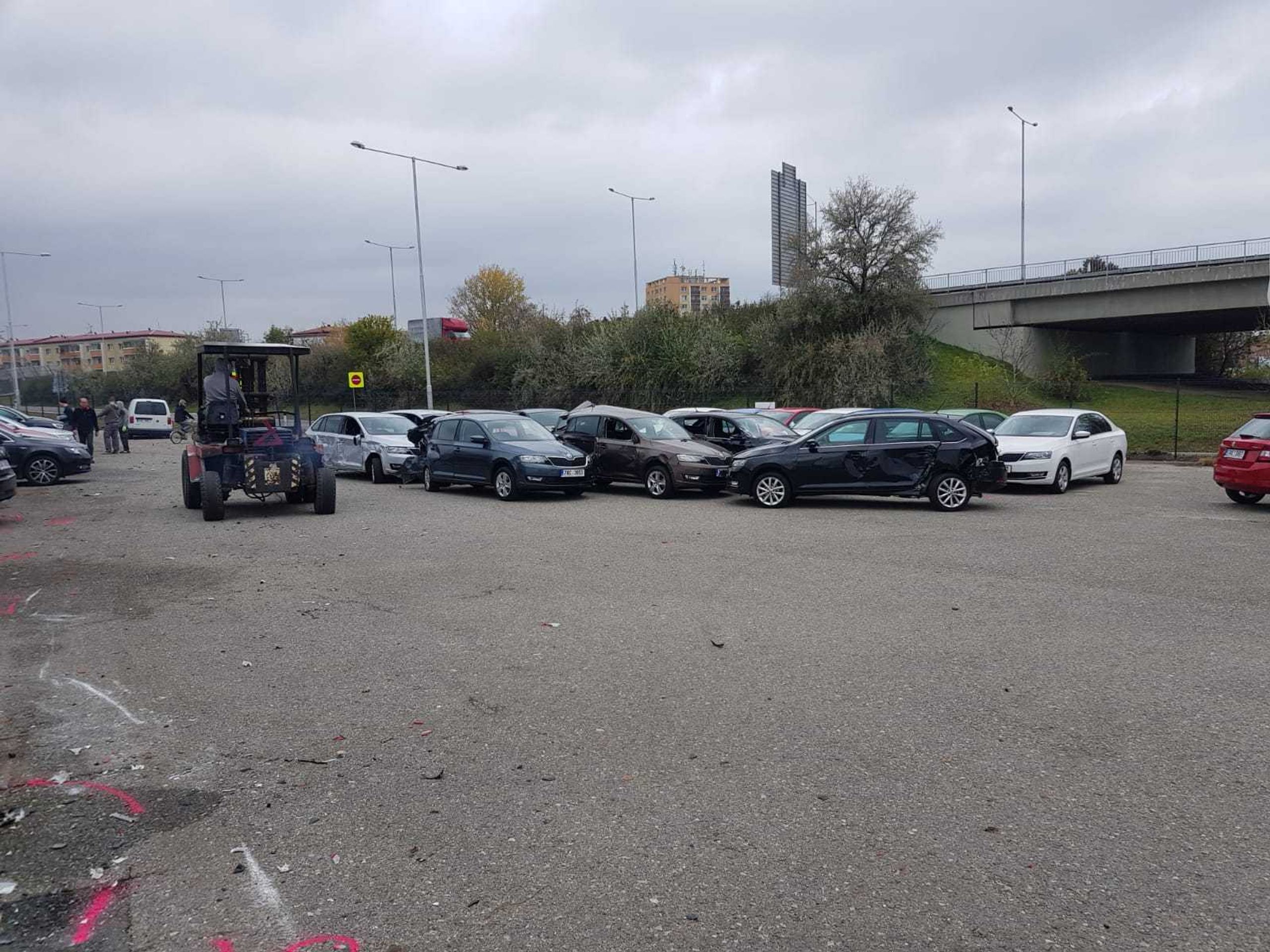 Nákladní auto vjelo do autobazaru, kde nabouralo několik aut - 2 - GALERIE: Nákladní auto vjelo do autobazaru, kde nabouralo několik aut (2/17)