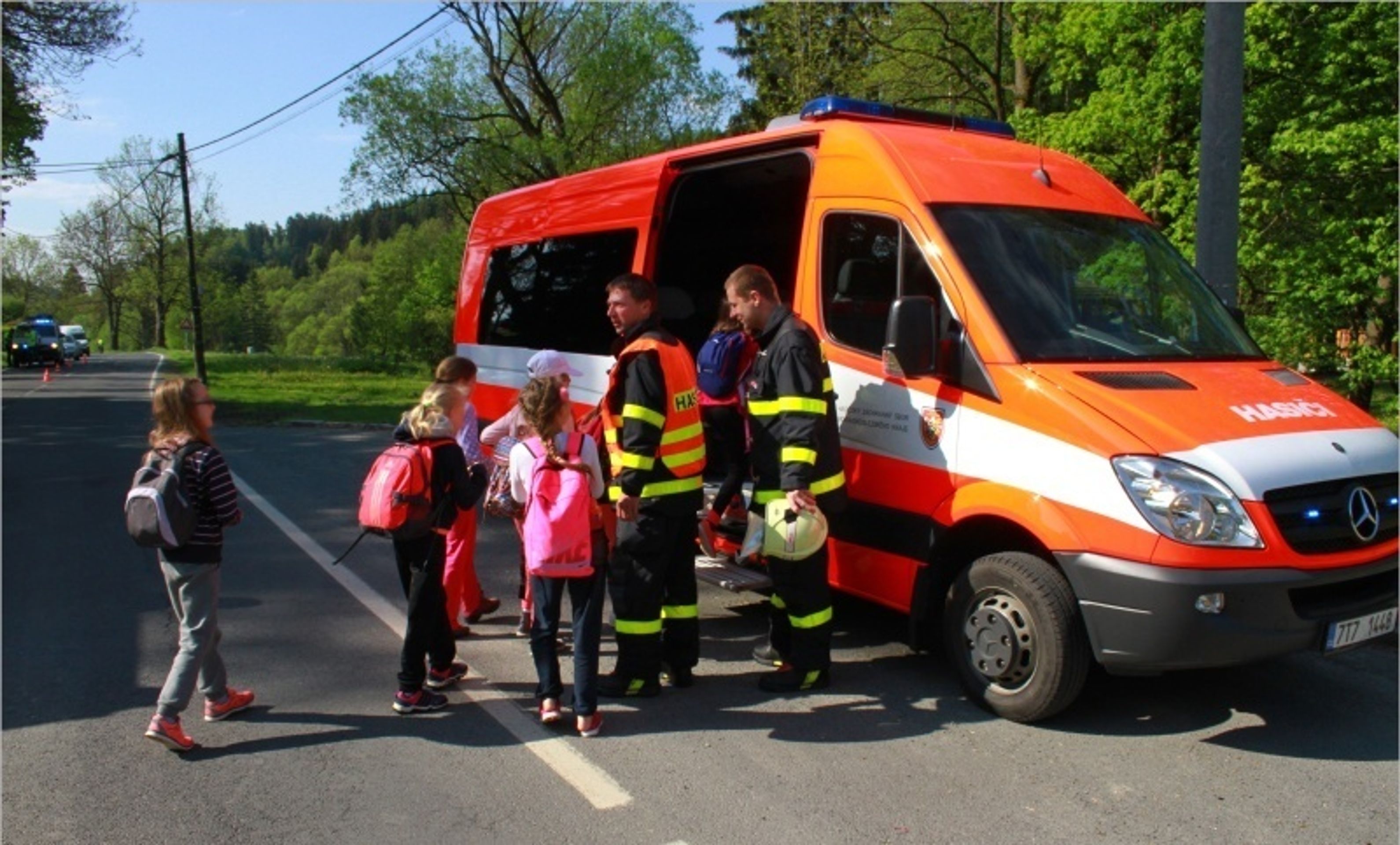 Nehoda autobusu - 2 - GALERIE: Autobus plný dětí na Bruntálsku havaroval (2/11)