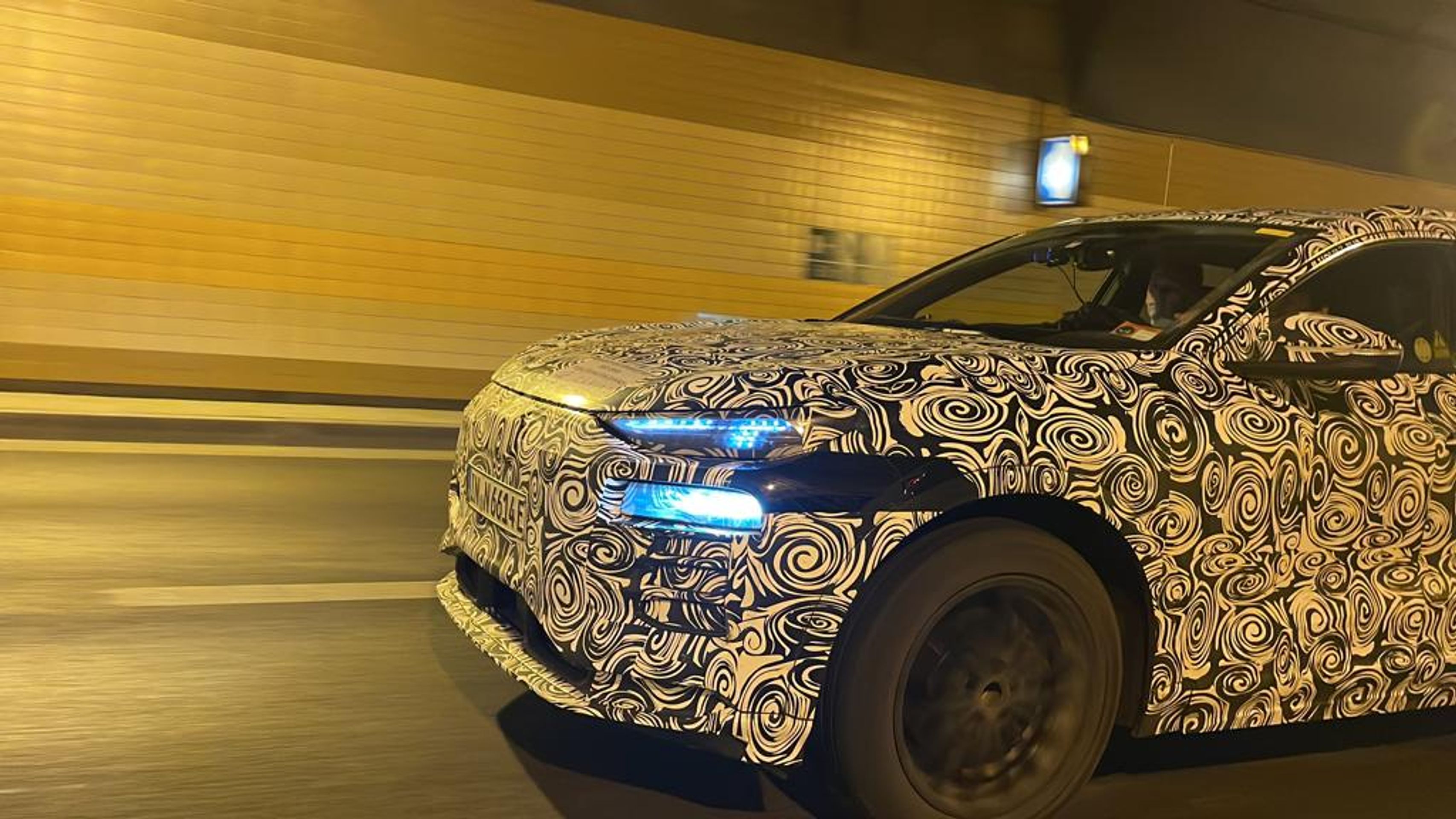 Maskované prototypy Audi A4 Avant a Q6 e-tron v ulicích Prahy - Testování maskovaných novinek od Audi v ulicích Prahy (14/15)