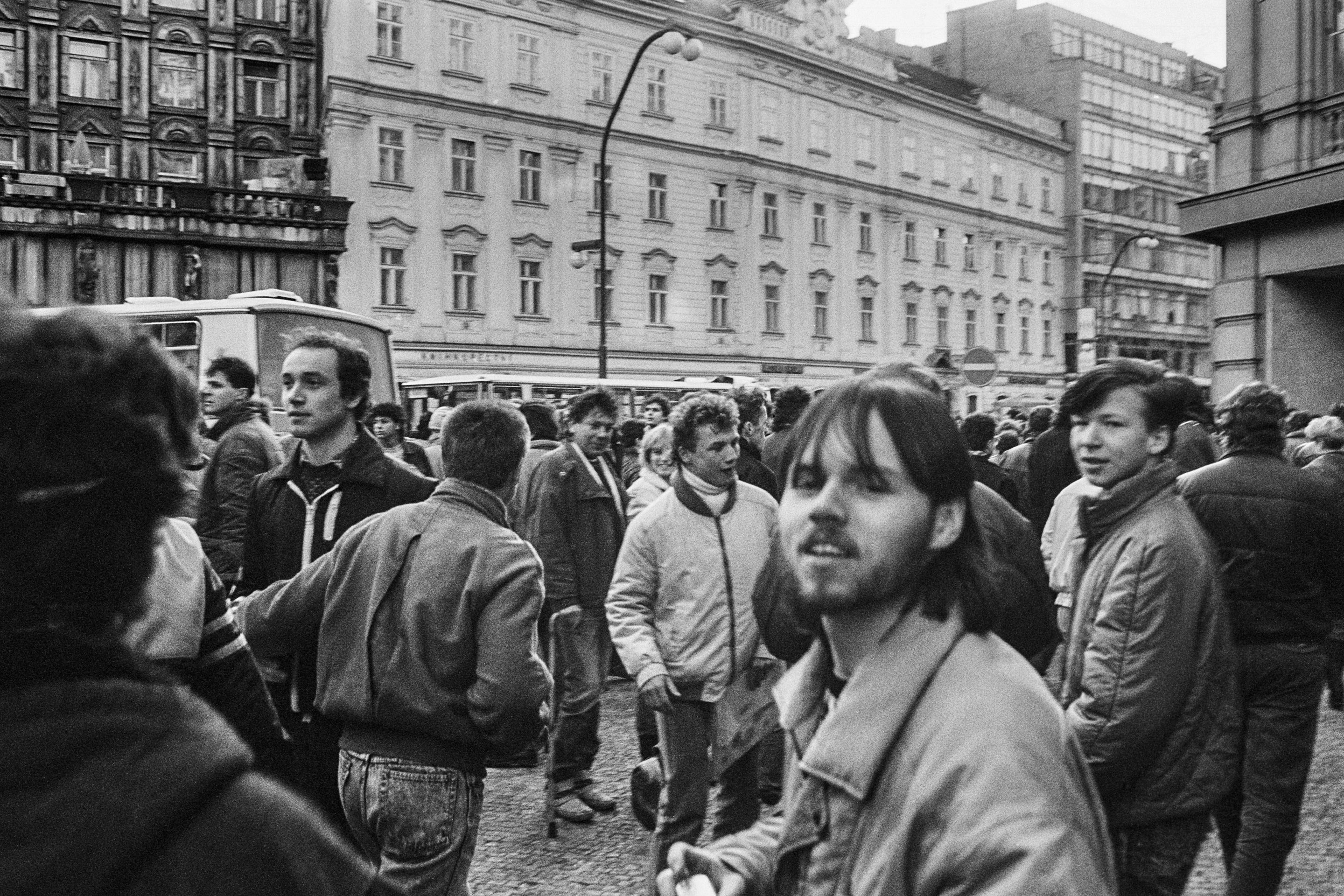 Historické fotografie z revolučního roku 1989 - 8 - GALERIE: Historické fotografie z revolučního roku 1989 (8/20)