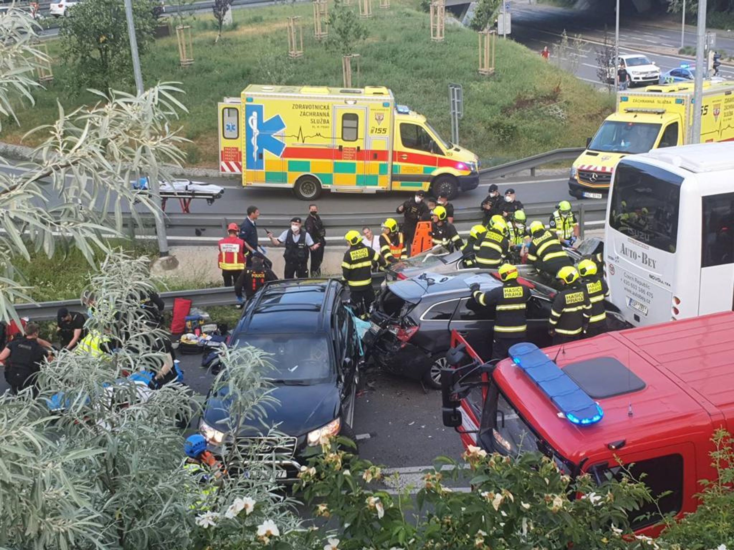 Ujíždějící auto v Praze způsobilo vážnou nehodu - 2 - GALERIE: Ujíždějící auto v Praze způsobilo vážnou nehodu (4/5)