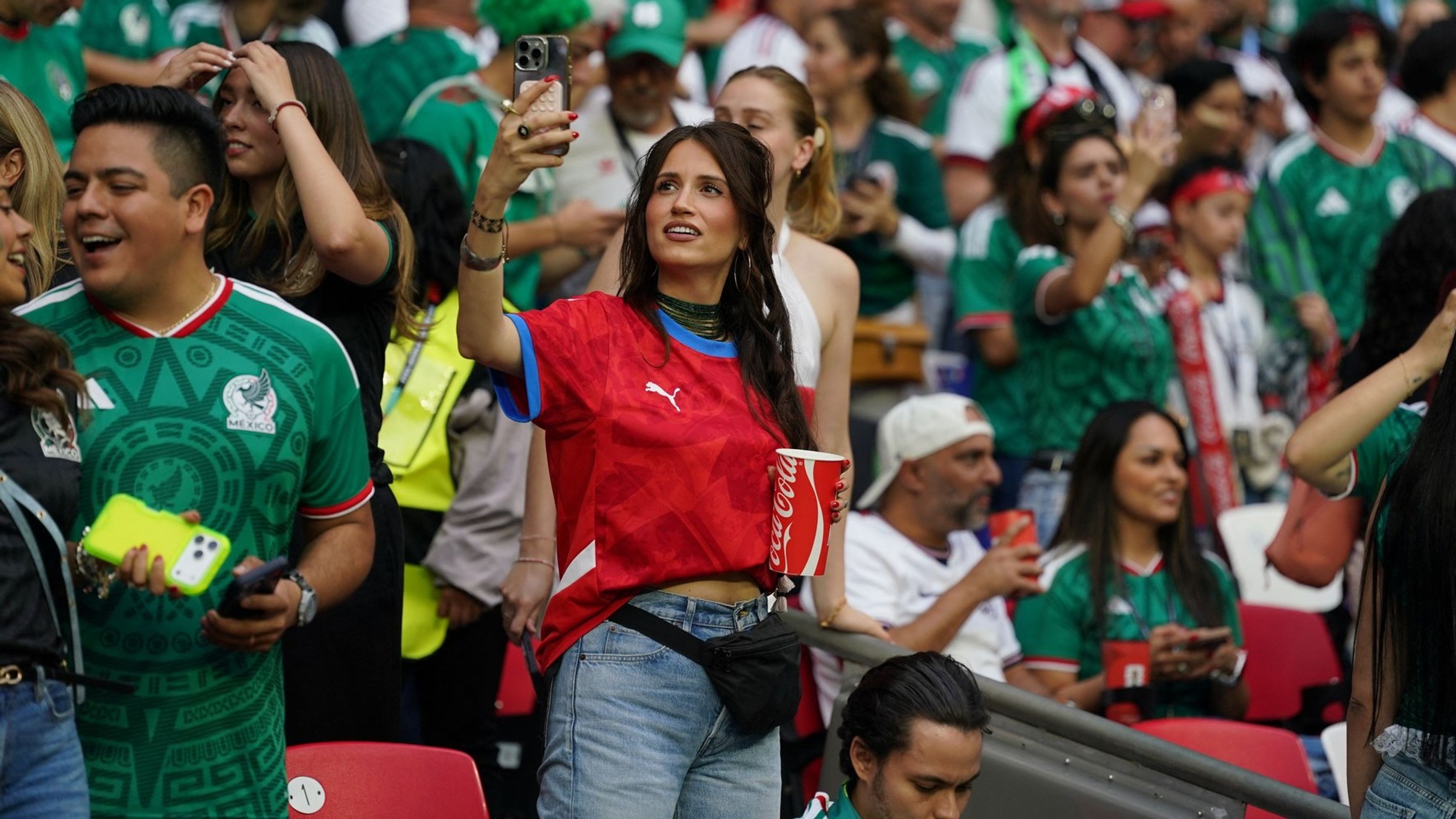 Fanynka při zápase Mexika s Českem na Aztéckém stadionu - Česko – Mexiko na MS 2026 (9/11)