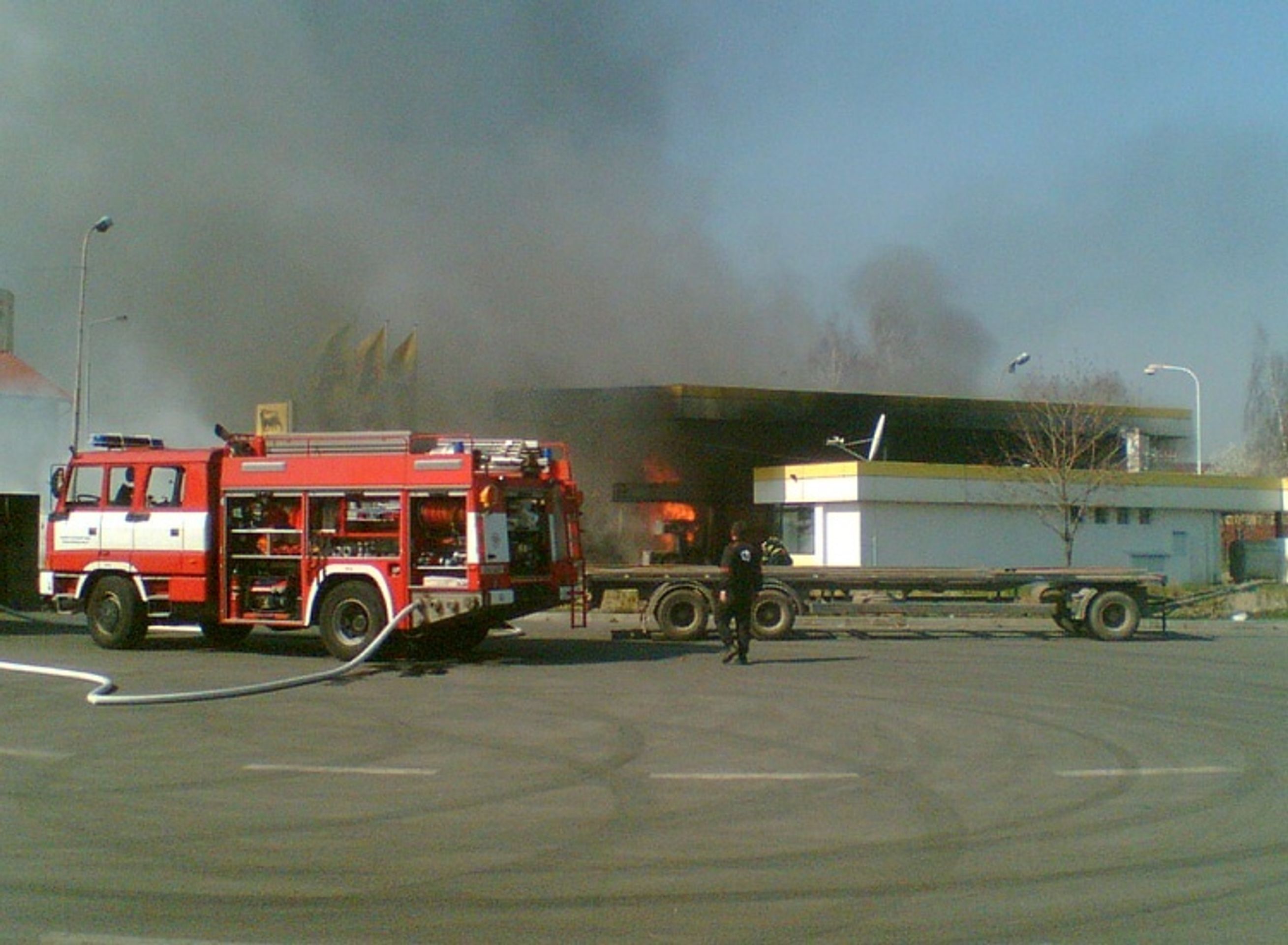 Benzínová pumpa Agip v Kladně v plamenech - VIDEO: V Kladně explodovala benzinová pumpa (1/4)