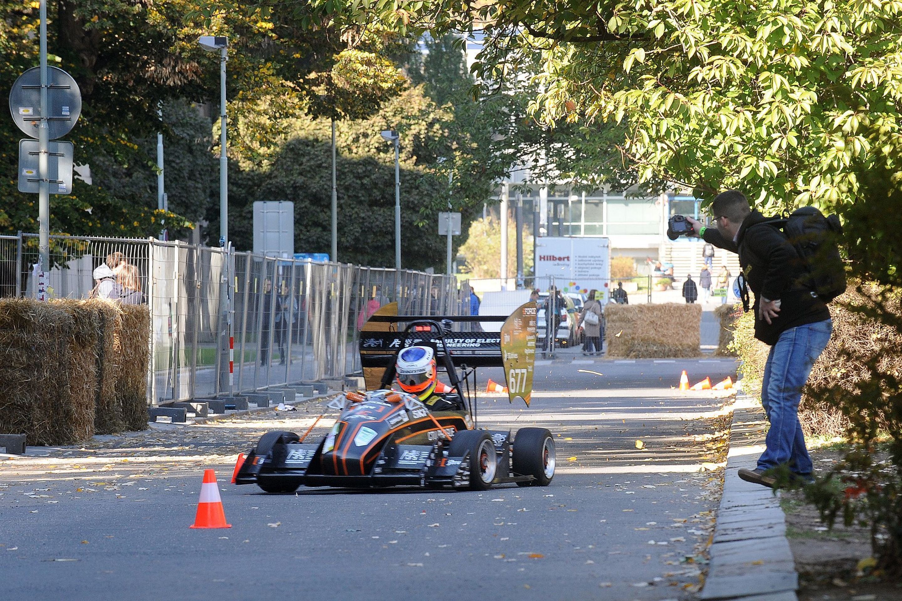 Studentské formule se proháněly po pražských Dejvicích - 9 - GALERIE: Studentské formule se proháněly po pražských Dejvicích (1/19)