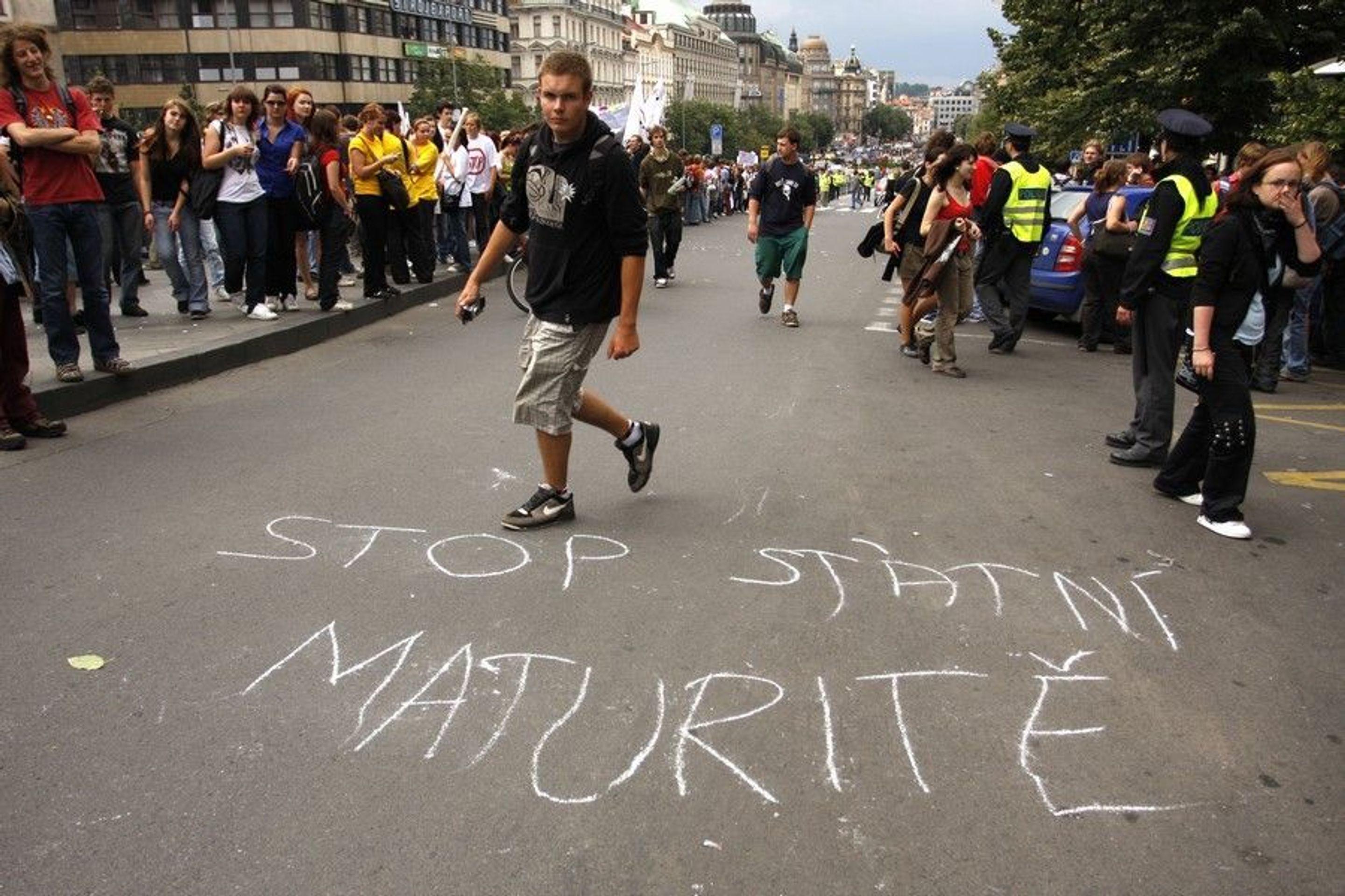 Protestující dav studentů - GALERIE: Studenti protestují proti státní maturitě (9/9)