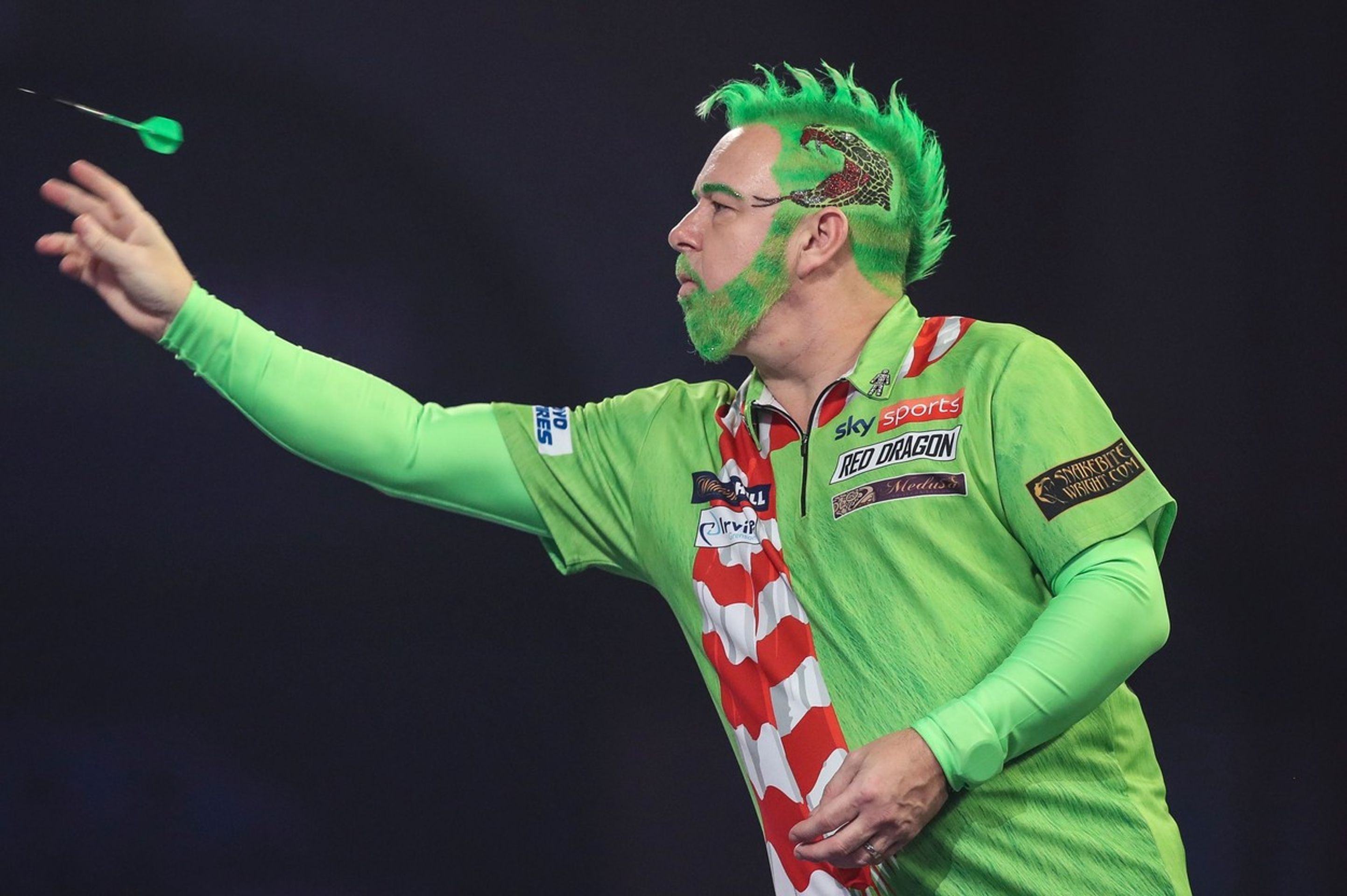 Peter Wright v kostýmu grinche - GALERIE: Wright se oblékl za grinche a zpestřil letošní šipkařské MS (8/9)