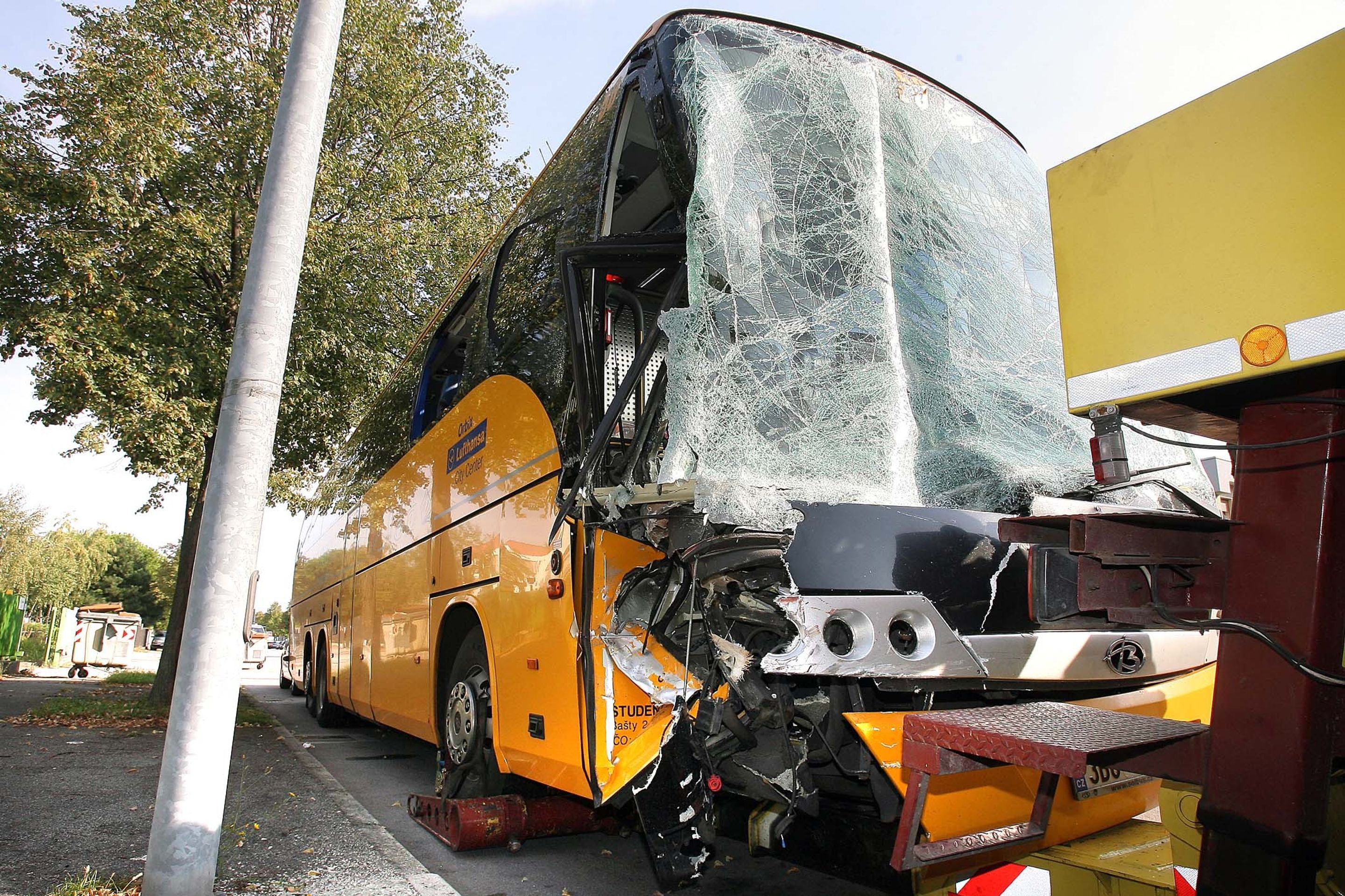 Autobus Student Agency po havárii v Itálii - GALERIE: Autobus Student Agency havaroval v Itálii (3/7)