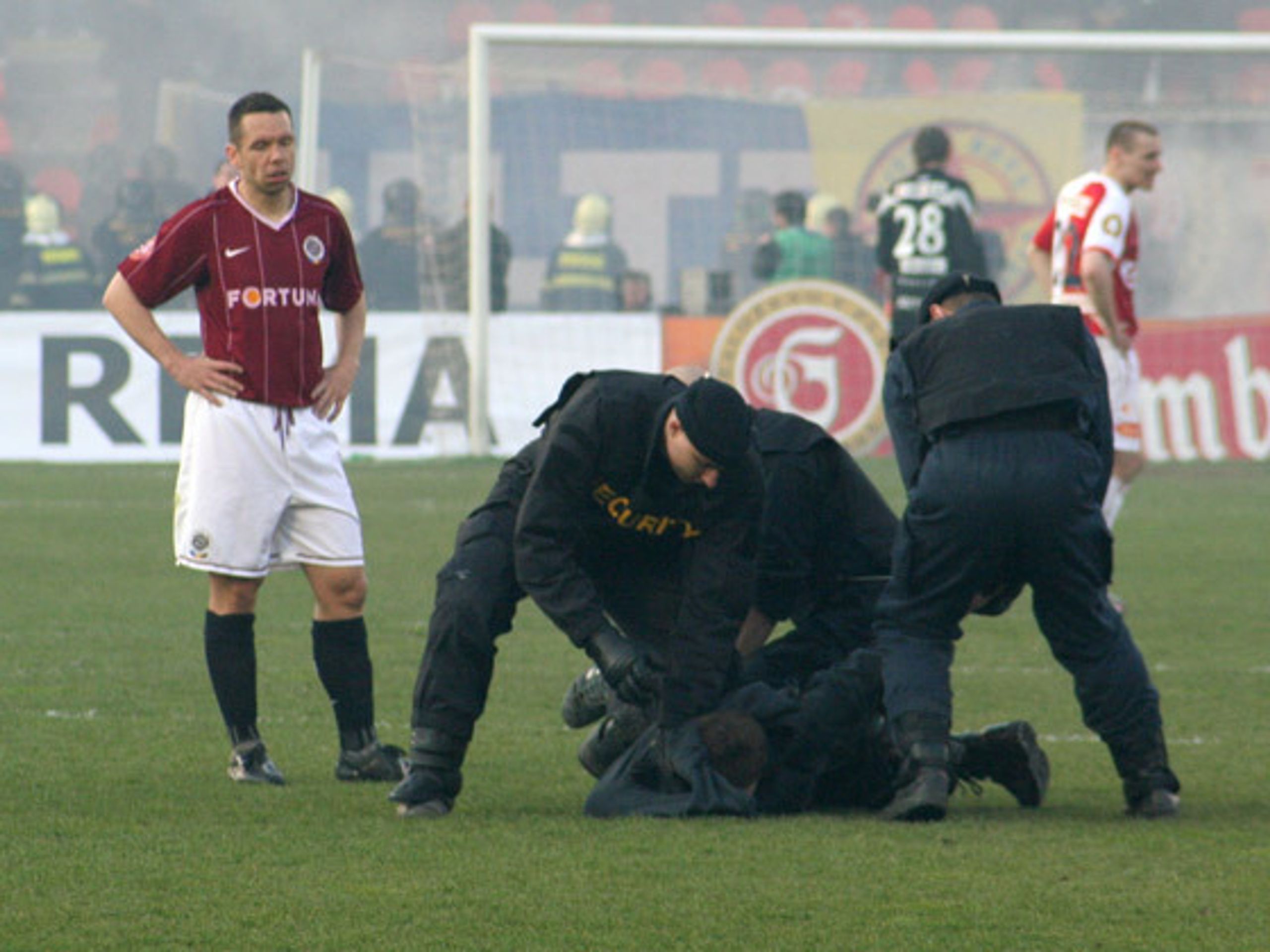 Zápas Sparta - Slavia fanoušek na hrací ploše - Bitva o Strahov skončila nerozhodně (1/1)