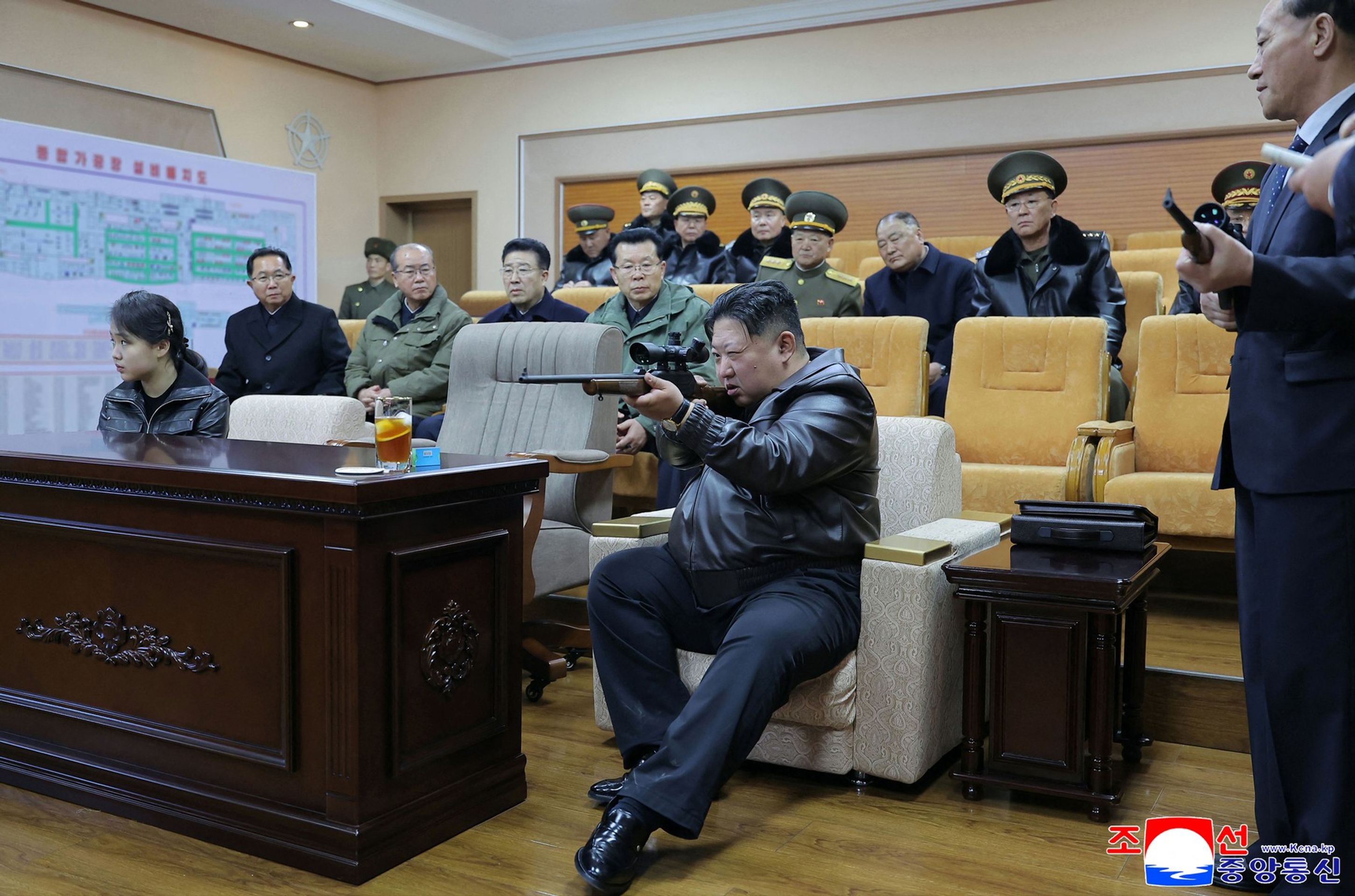 Kim Čong-un s odstřelovací puškou - Kim Čong-un s dcerou během návštěvy zbrojovky (3/4)