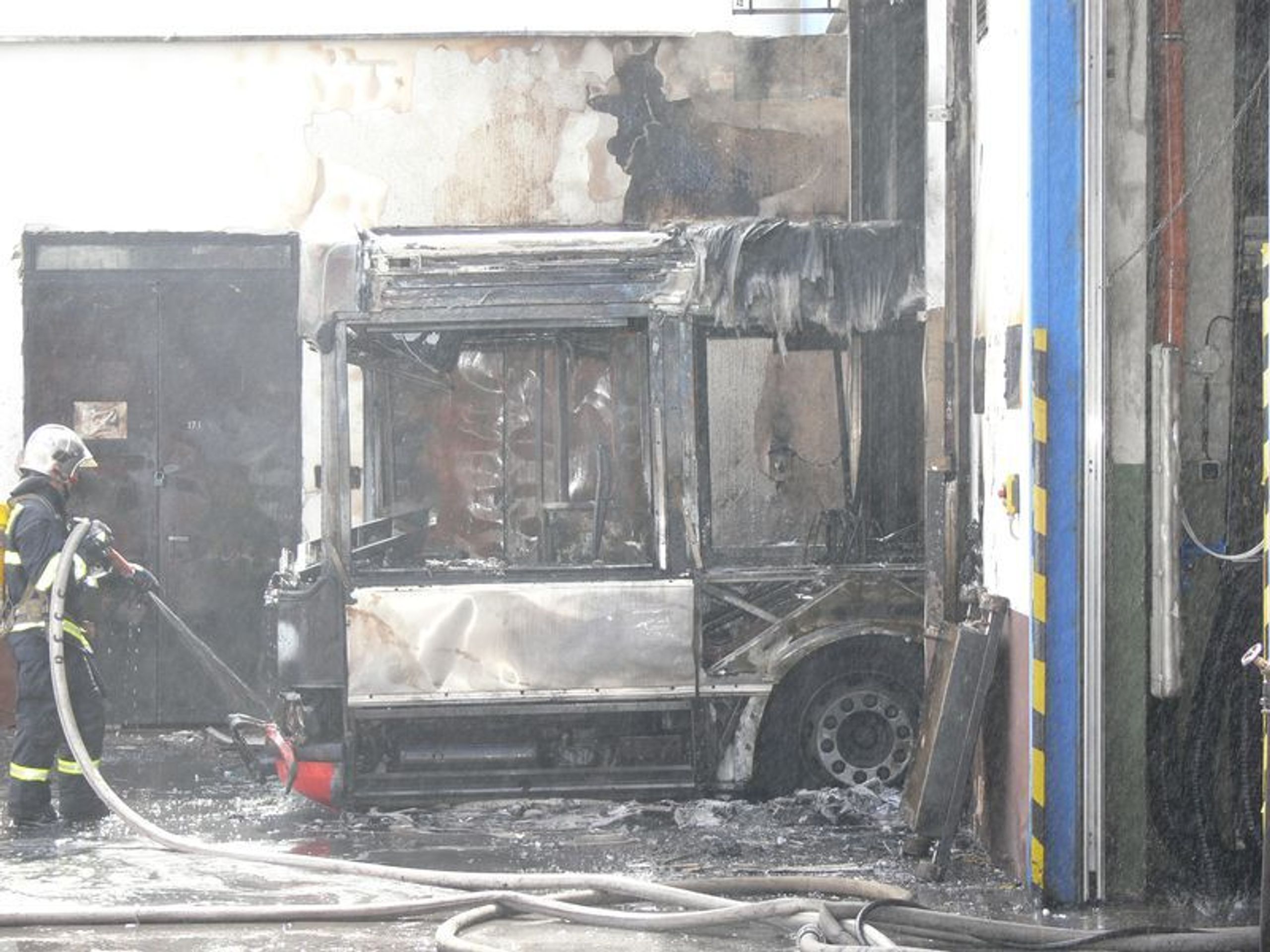 Shořelý autobus dopravního podniku - Fotogalerie - shořelý autobus DPP (4/6)