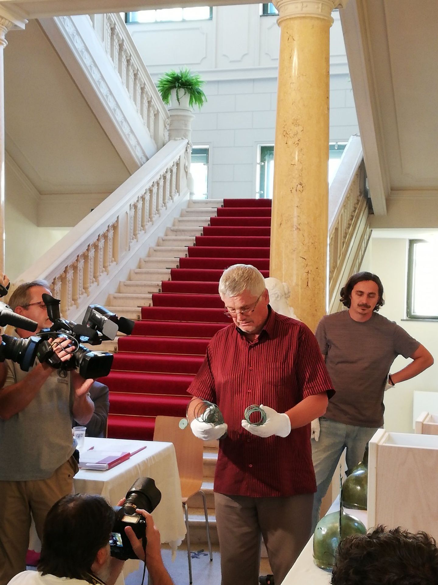 Houbař nalezl na Slovensku poklad - 2 - GALERIE: Houbař našel v lese poklad (5/6)