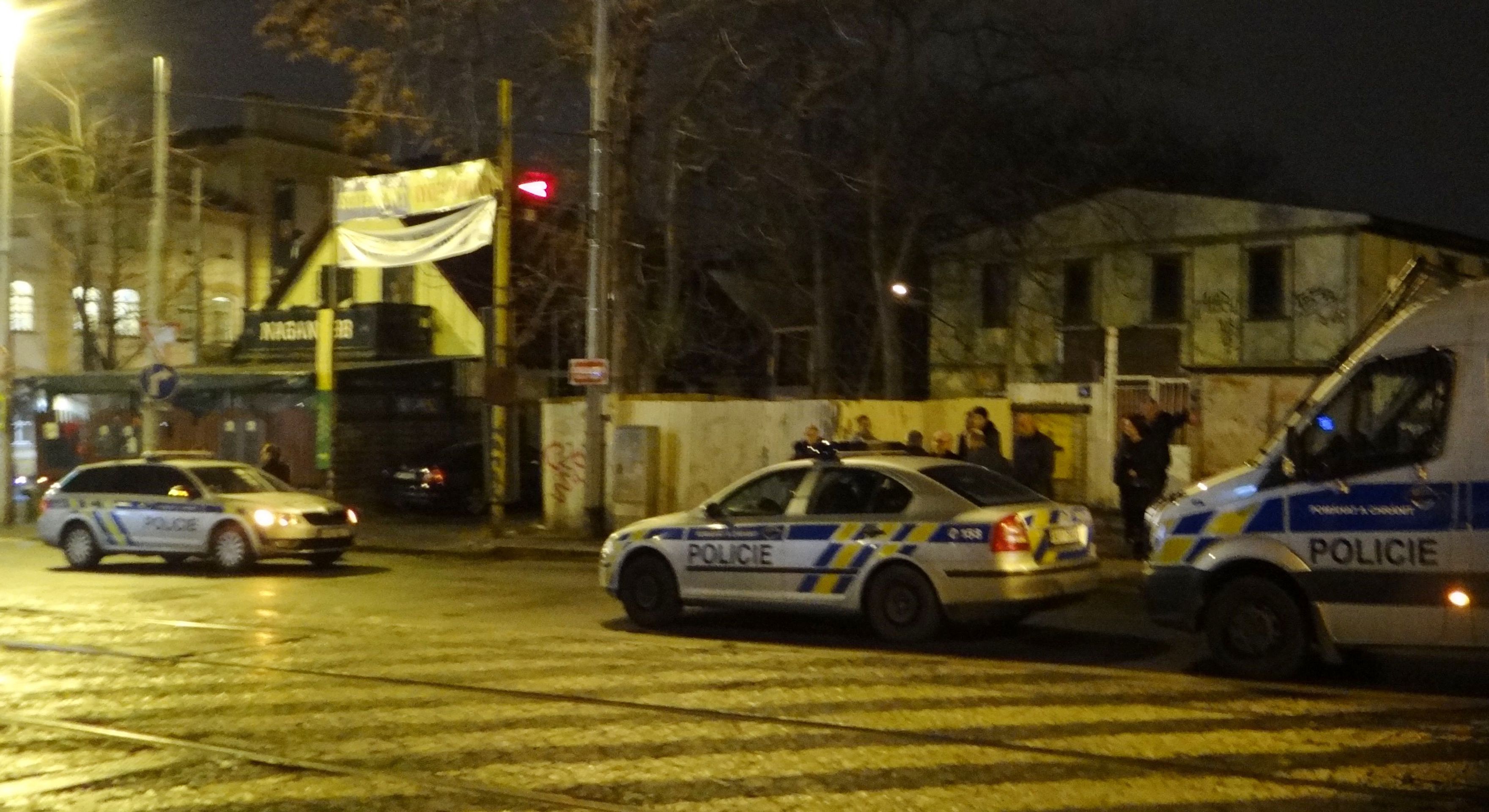 Konflikt přijelo urovnat velké množství policejních hlídek - GALERIE: Rvačka v Praze na Smíchově (2/4)