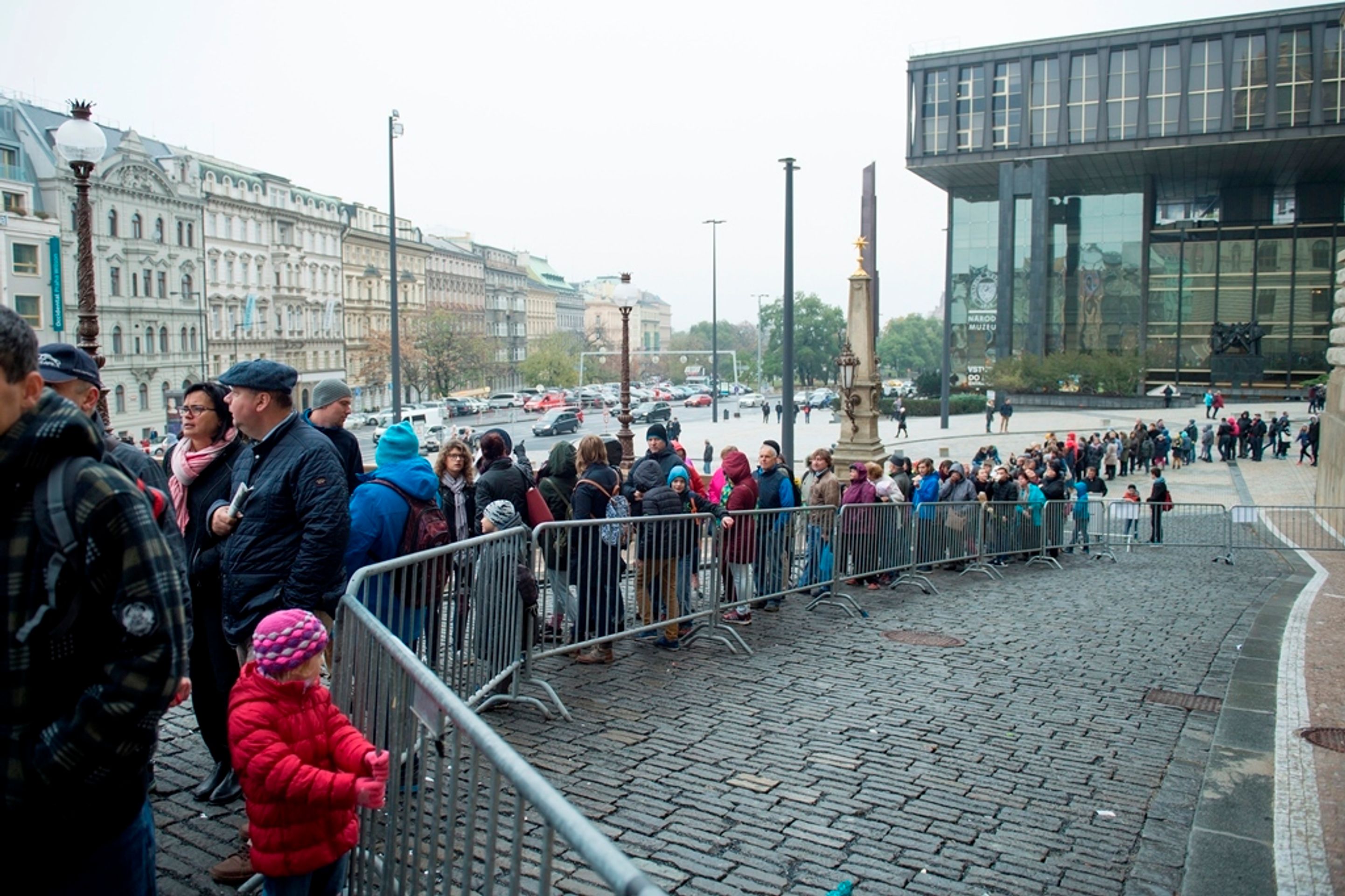 Na vstup do Národního muzea lidé čekají hodinové fronty - 2 - GALERIE: Fronty před Národním muzeem (33/34)