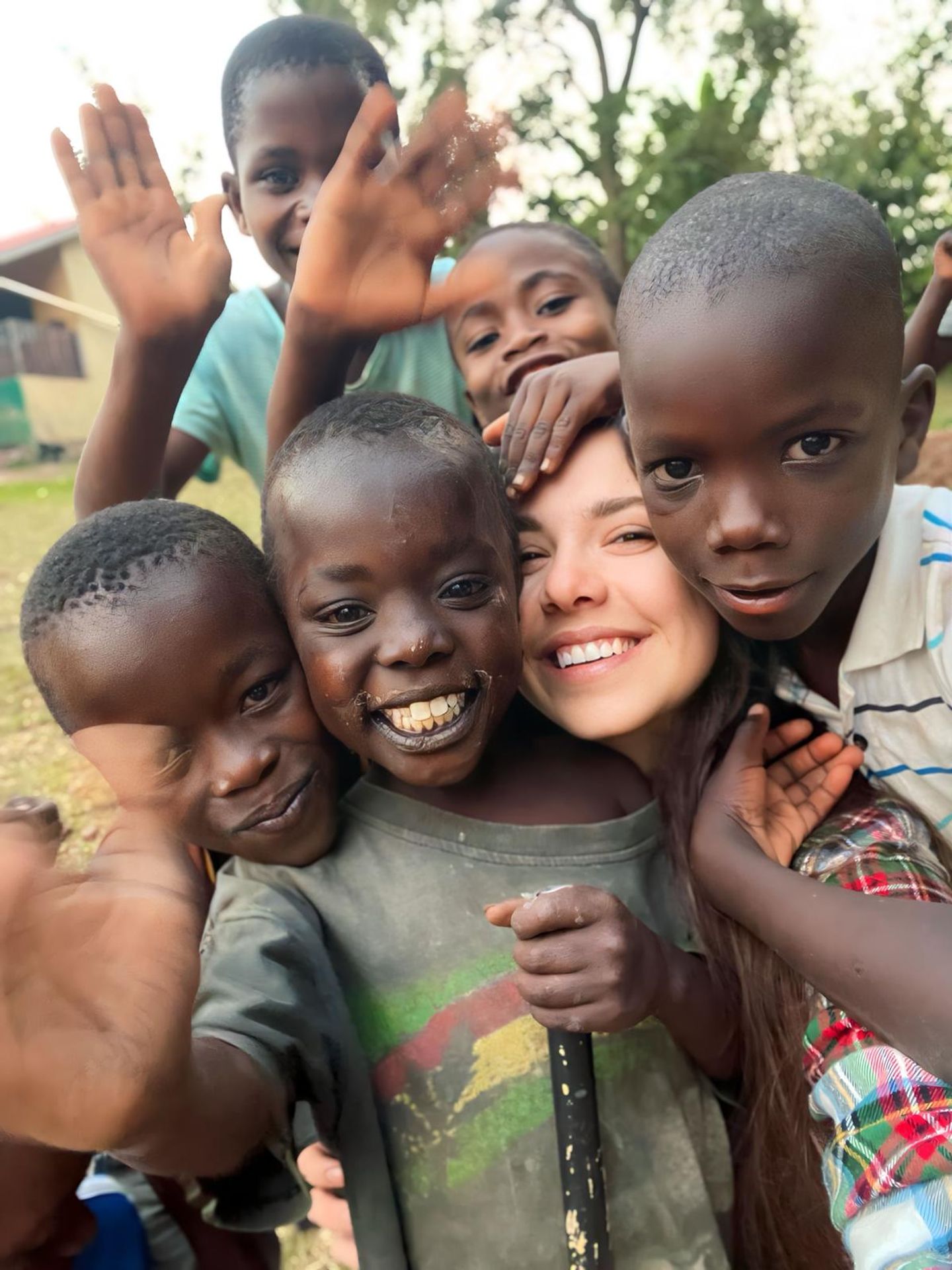 Kateřina Herodesová s keňskými dětmi ze školy Rael - Redaktorka TN.cz Kateřina Herodesová pomáhá v africké škole (5/13)