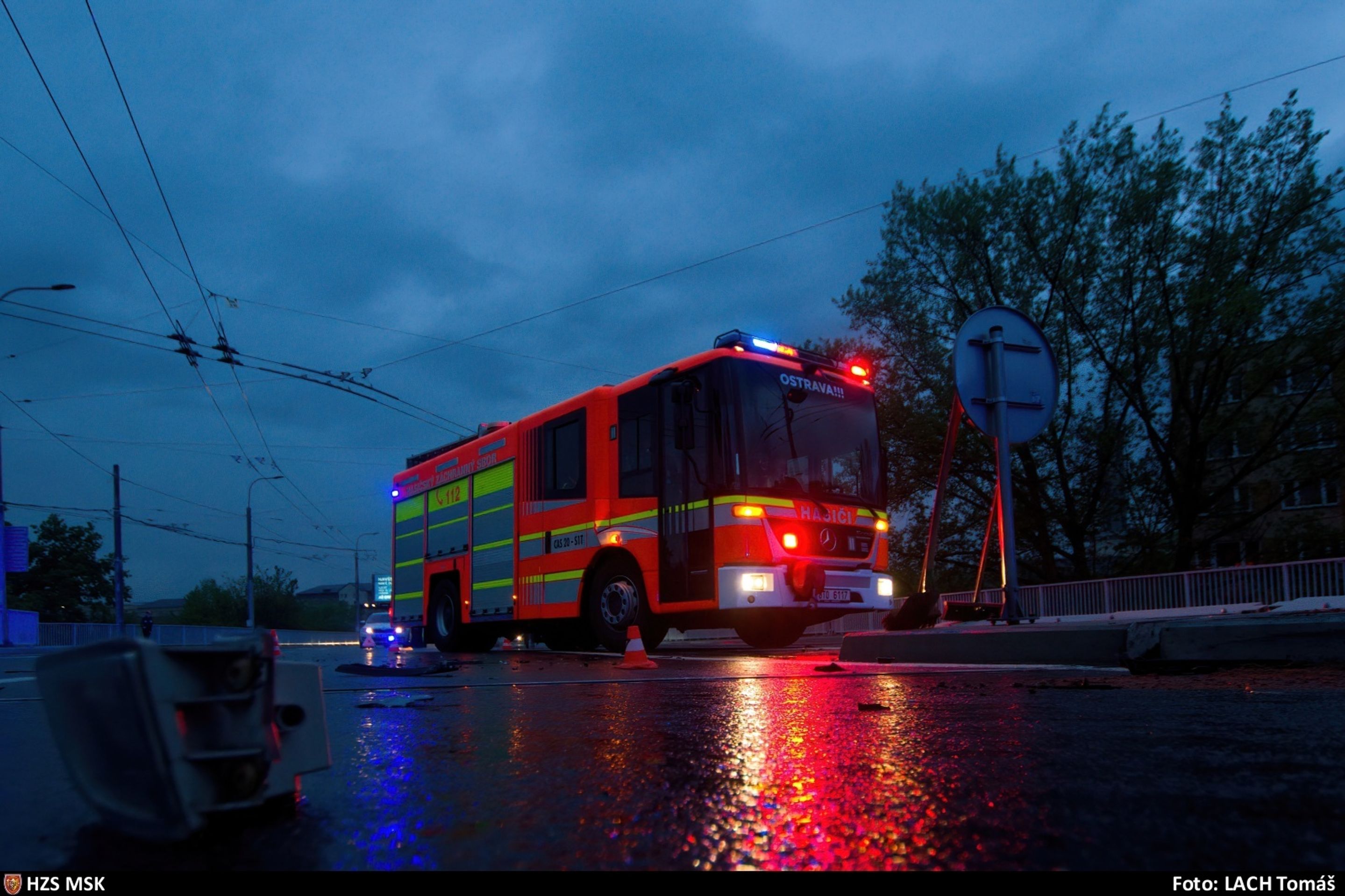 Auto po nehodě v Ostravě prorazilo zábradlí a spadlo z mostu - 8 - GALERIE: Auto v Ostravě prorazilo zábradlí a spadlo z mostu (1/7)