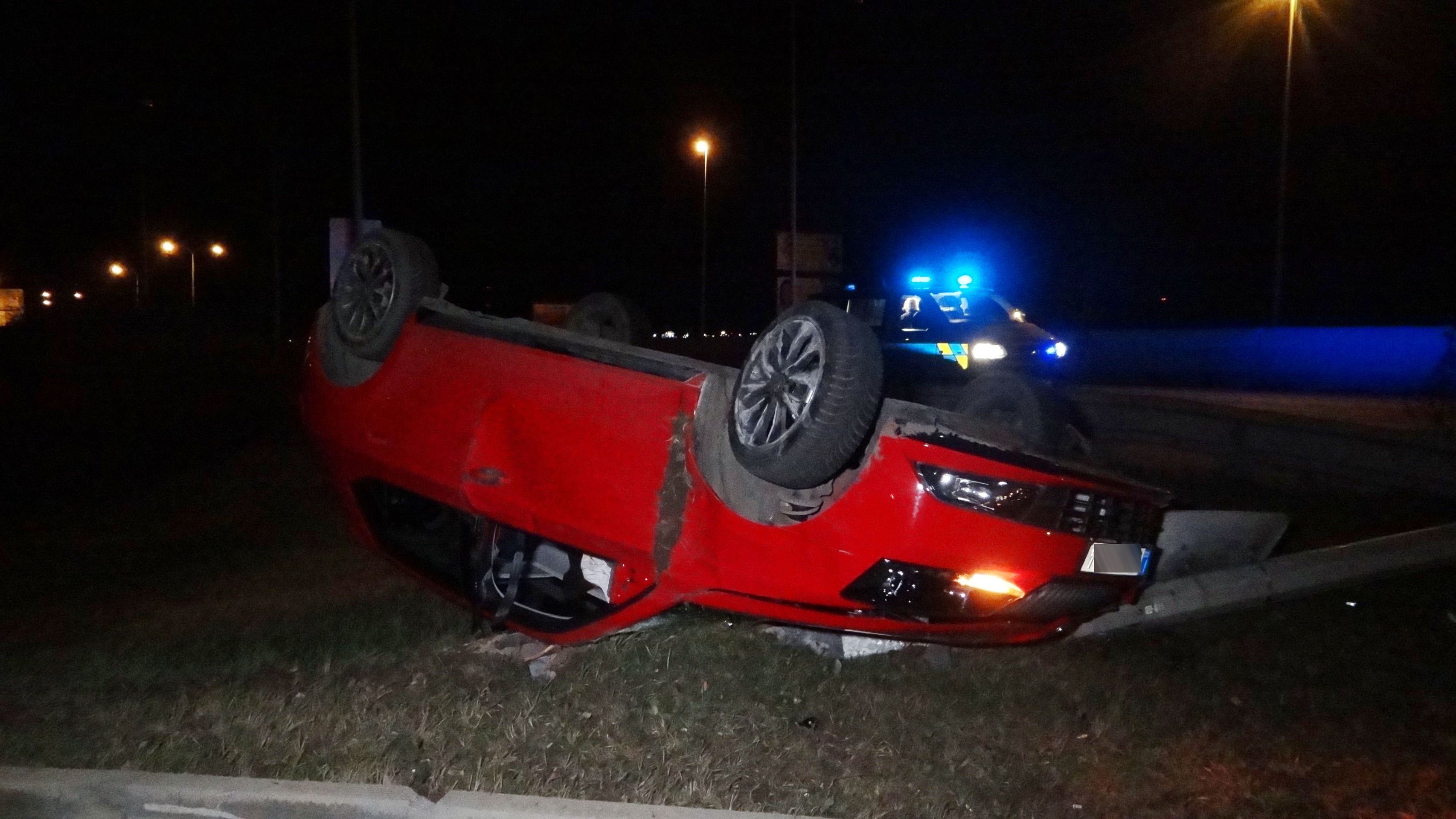 Fabia skončila na střeše, opilý řidič se spolujezdcem v nemocnici - GALERIE: Opilý mladík boural v Praze (5/5)