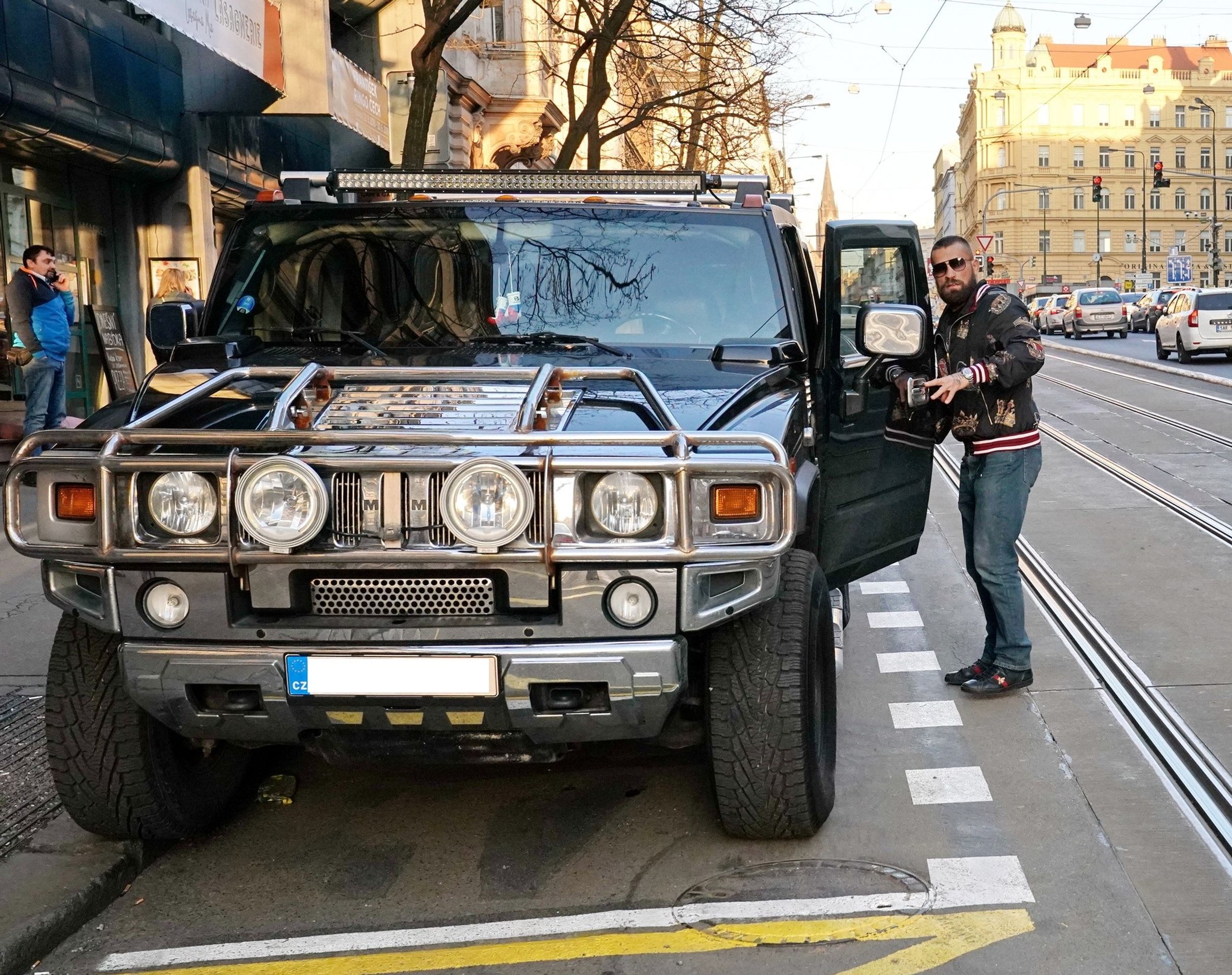 Karlos Vémola a jeho Hummer H2 - Auta známých osobností (10/21)