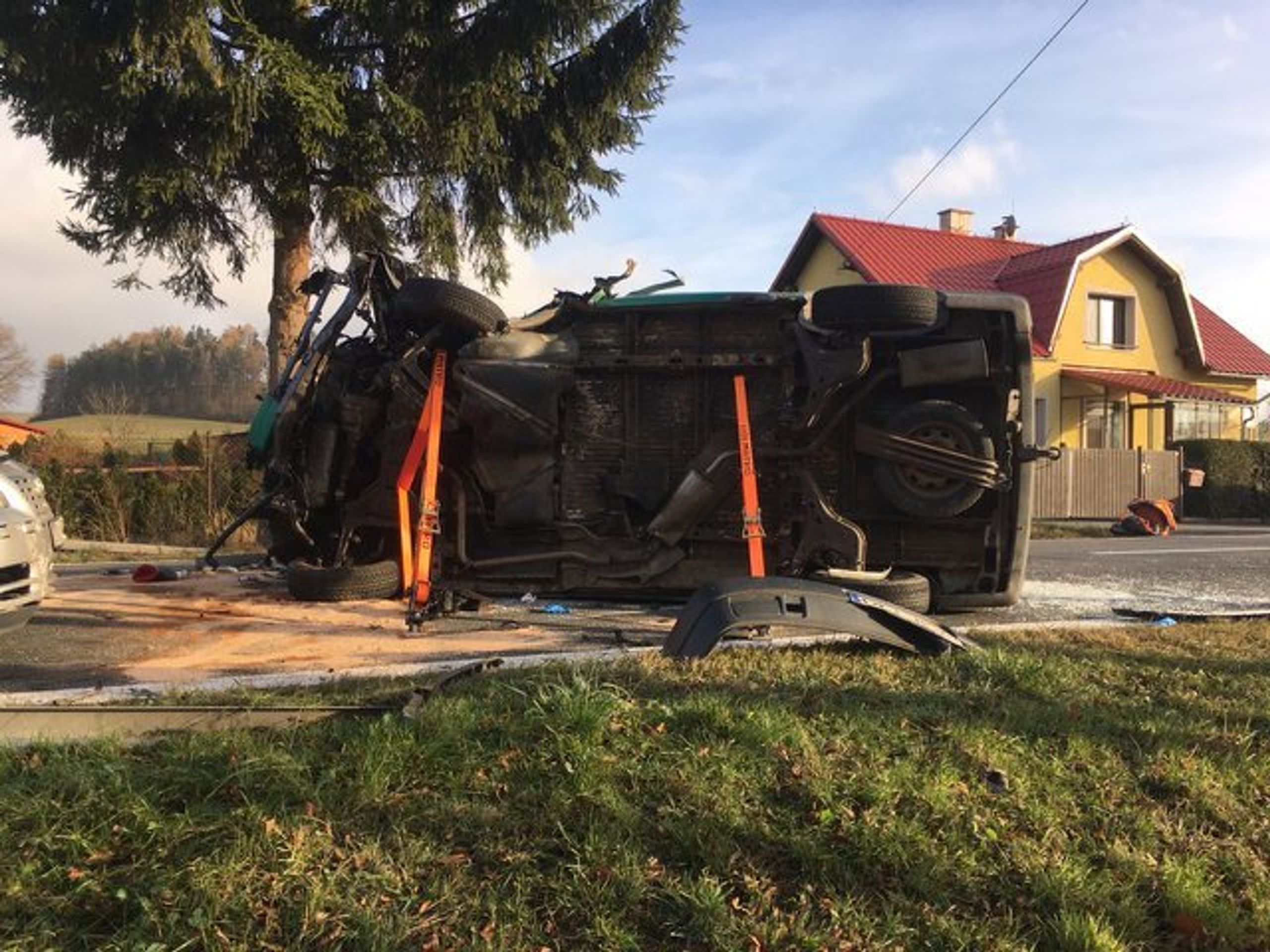 Na Pardubicku se srazila dodávka s kamionem - 1 - GALERIE: Na Orlickoústecku se srazila dodávka s kamionem (3/3)