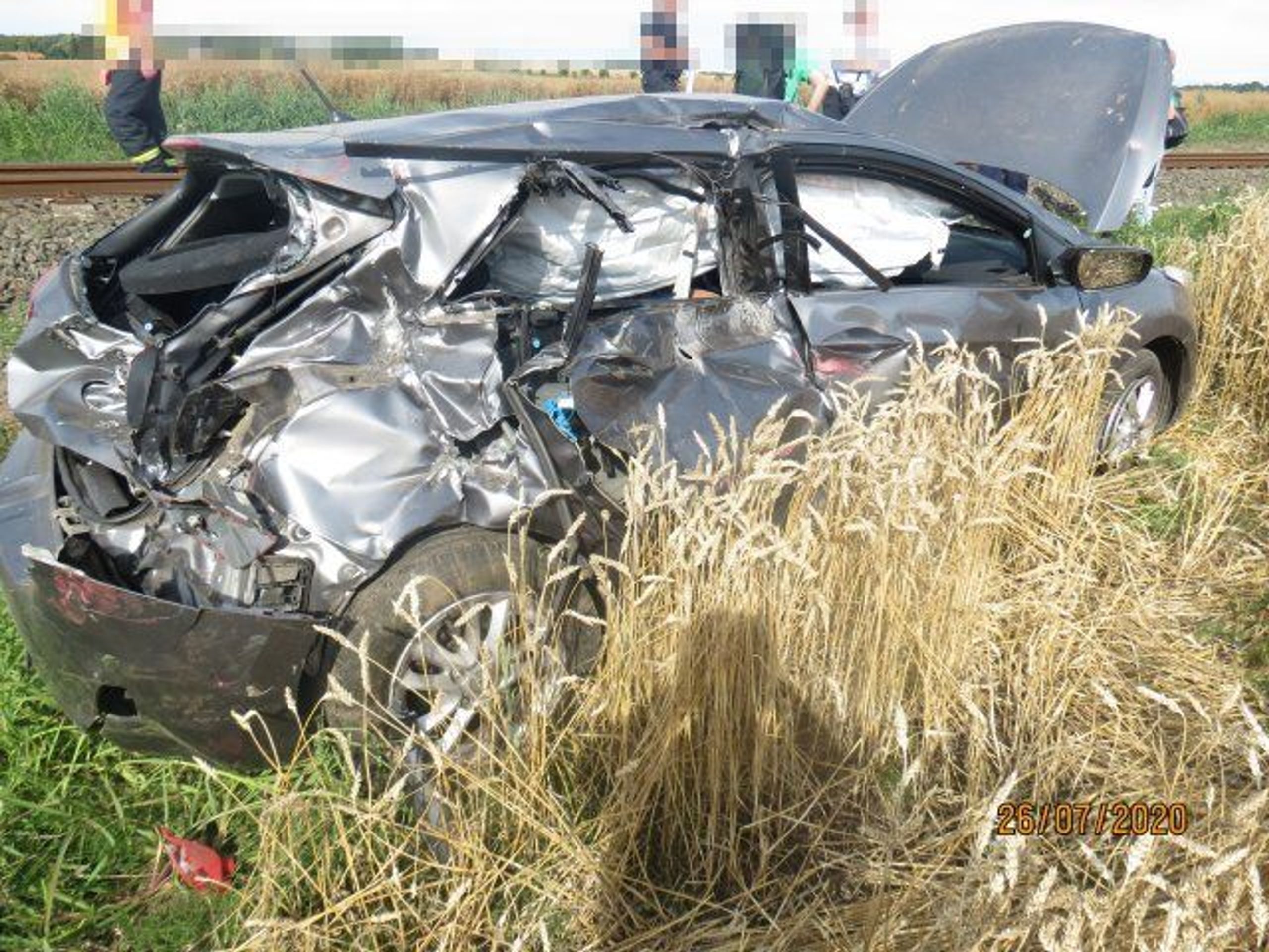 Vlak se opět srazil s osobním autem - 4 - GALERIE: Vlak se opět srazil s osobním vozem (3/4)