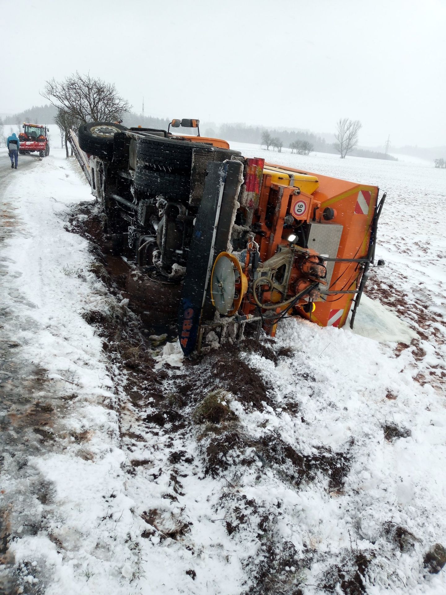 U Vidonic na Jičínsku se převrátil sypač - Kvůli větru zasahují hasiči u desítek případů (5/15)