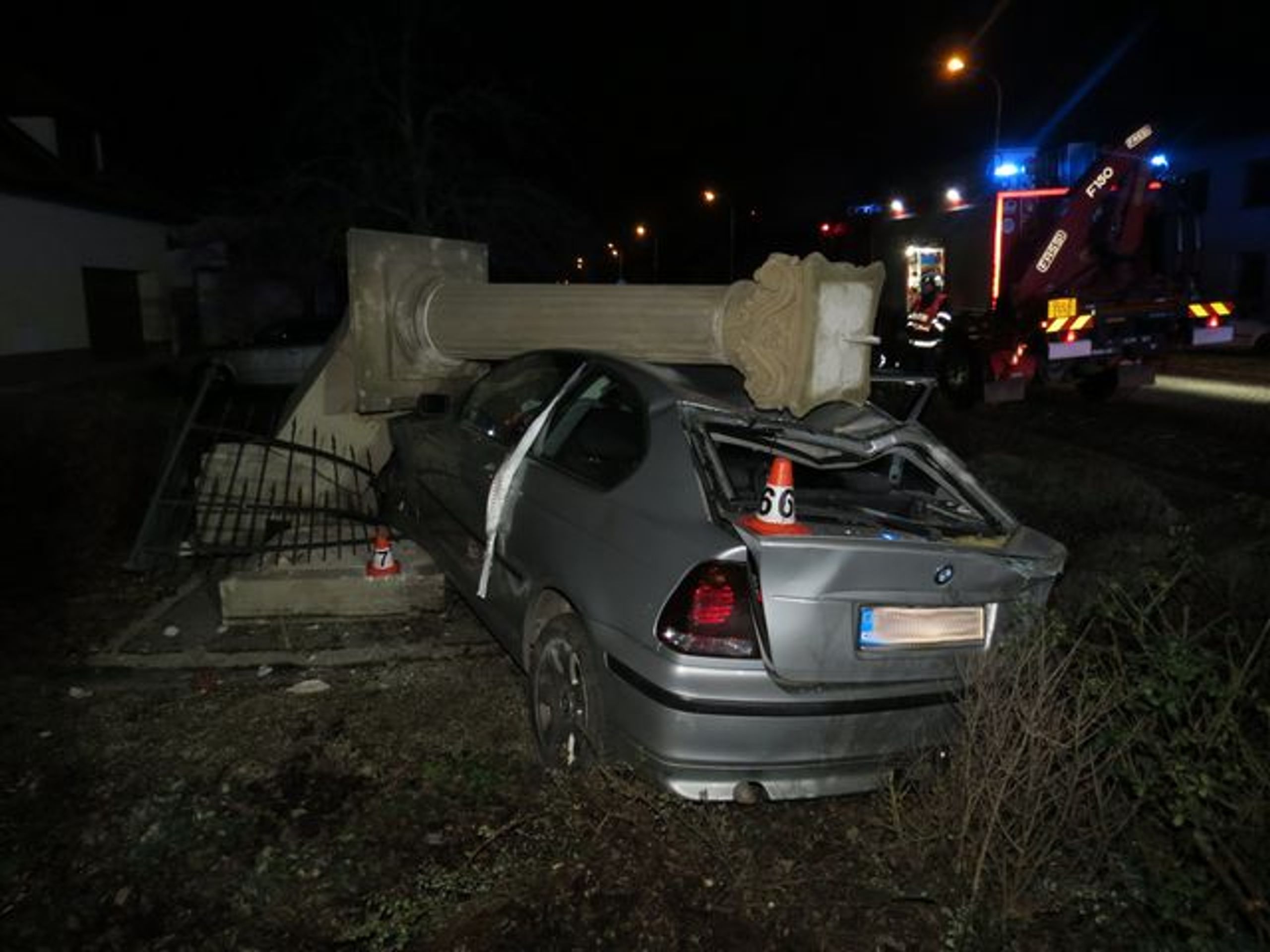 Moravičany pomník - GALERIE: Pomník zastavil auto řítící se na dům (4/4)