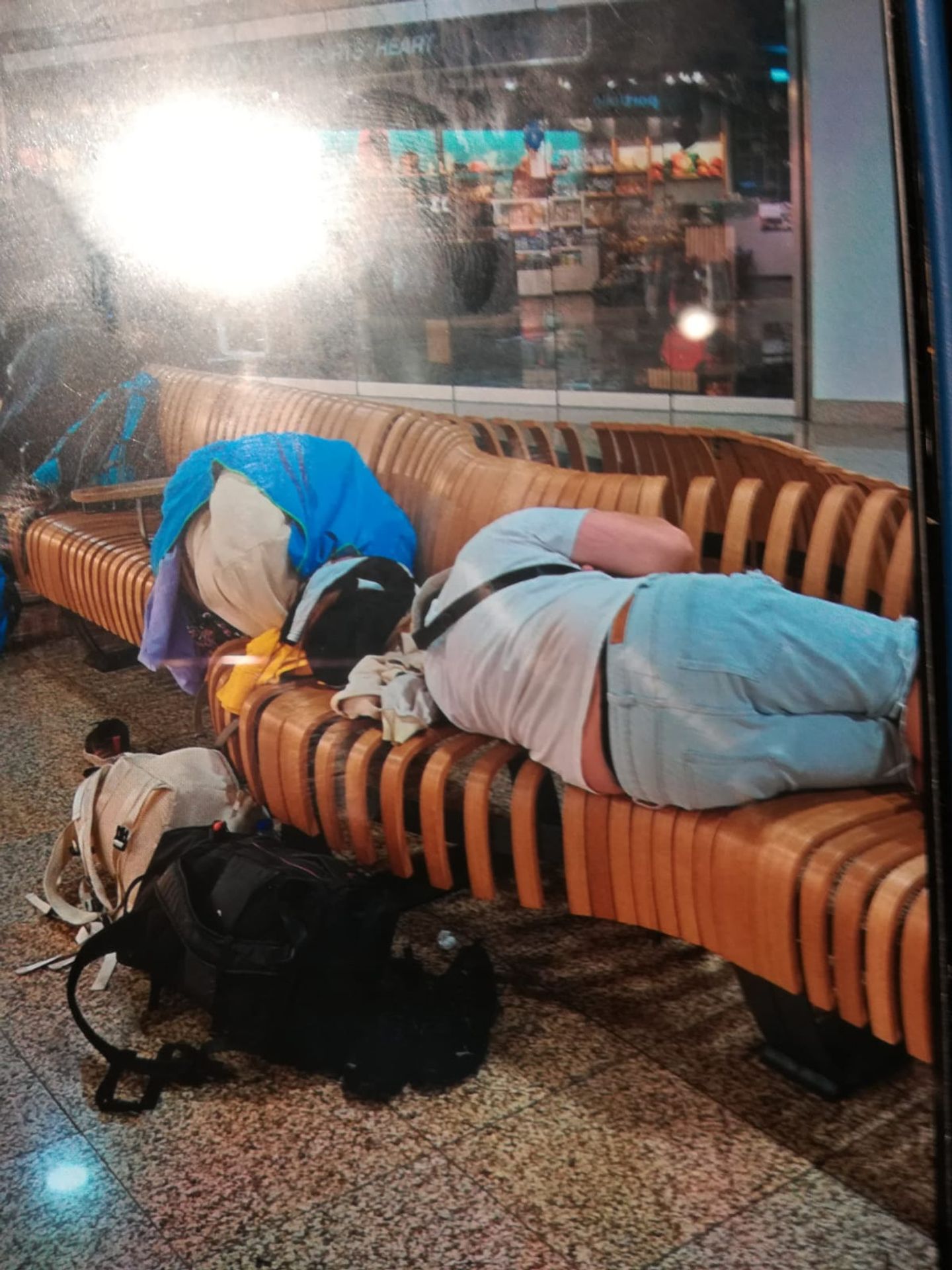 Turisté nocující na letišti v Madeiře - Turisté nocující na letišti v Madeiře (7/8)