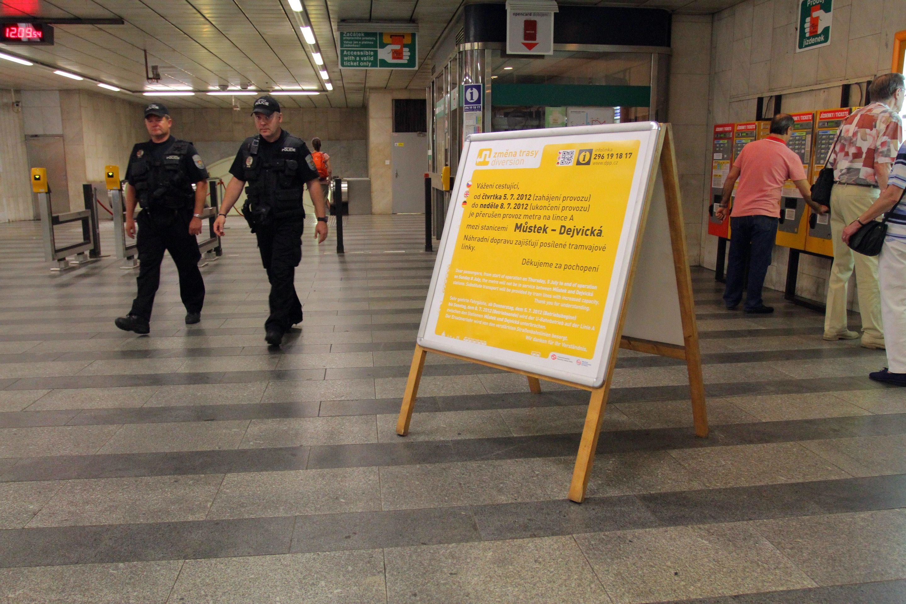 Uzavřená trasa A pražského metra - 5 - Uzavřené metro na lince A (6/10)