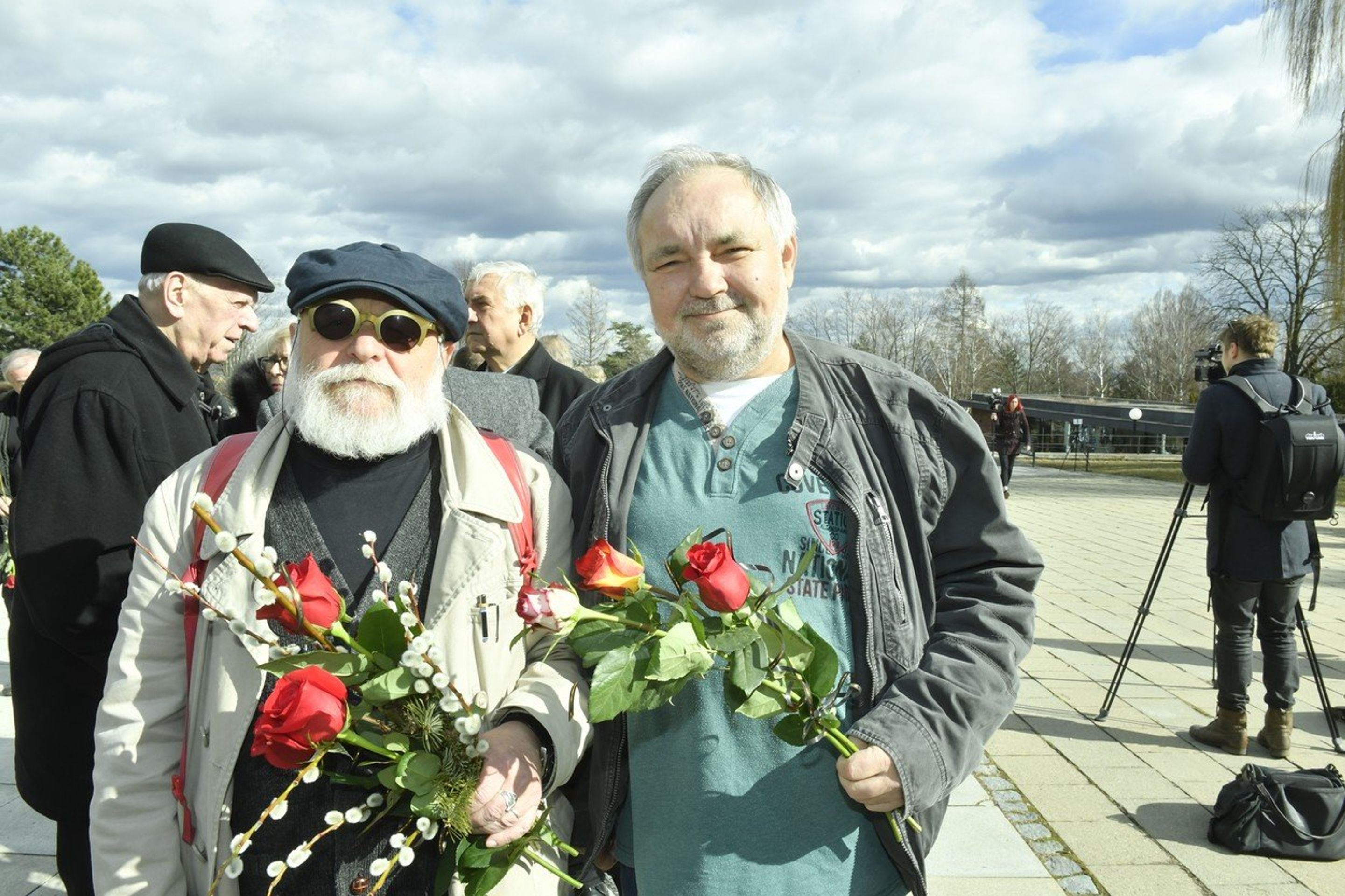 Spisovatel Arnošt Goldflam a herec Václav Svoboda - GALERIE: Rozloučení s Jiřím Pechou (1/13)