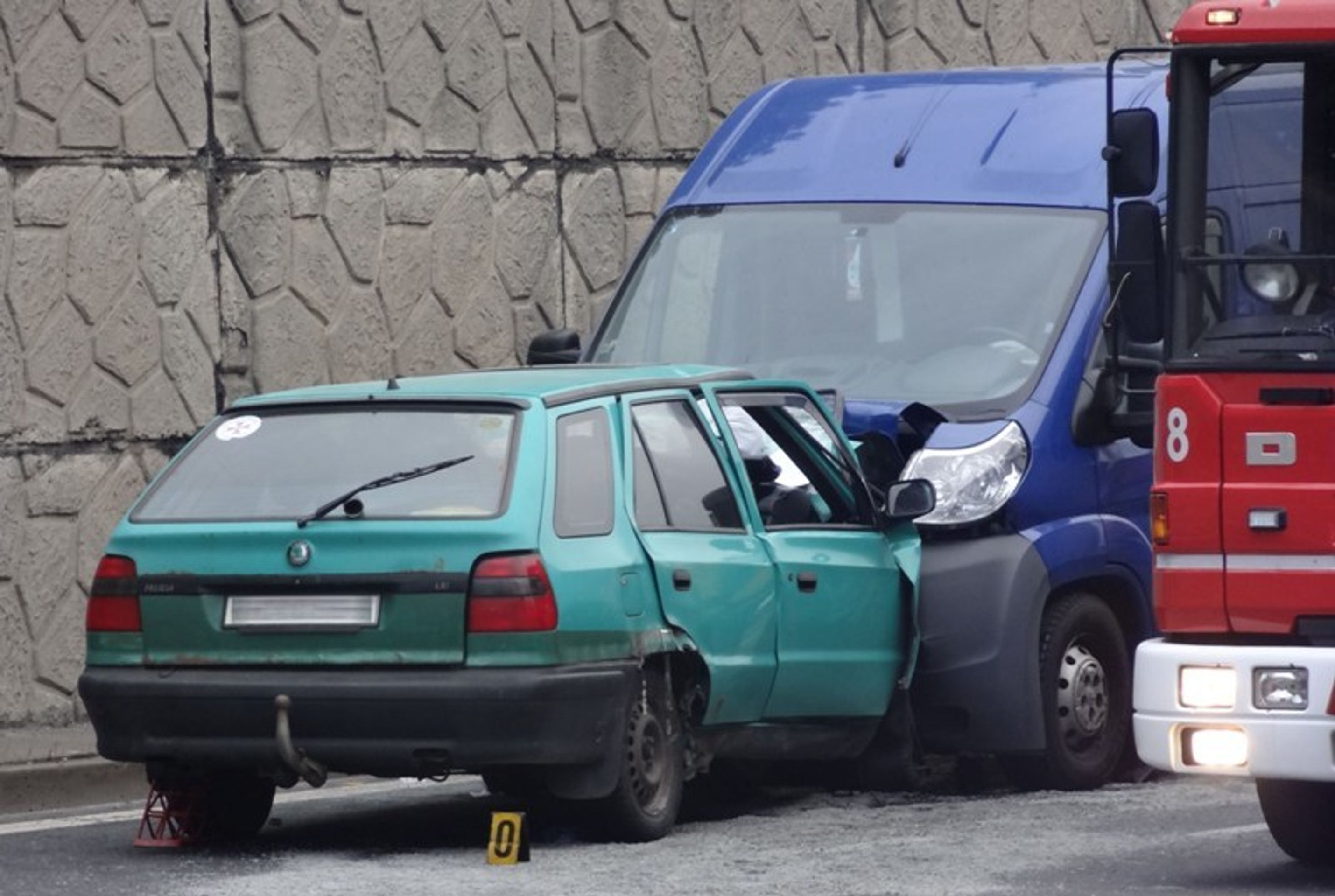 Řidič felicie vjel na pražském Barrandově do protisměru - 3 - GALERIE: Řidič felicie vjel na pražském Barrandově do protisměru (3/7)