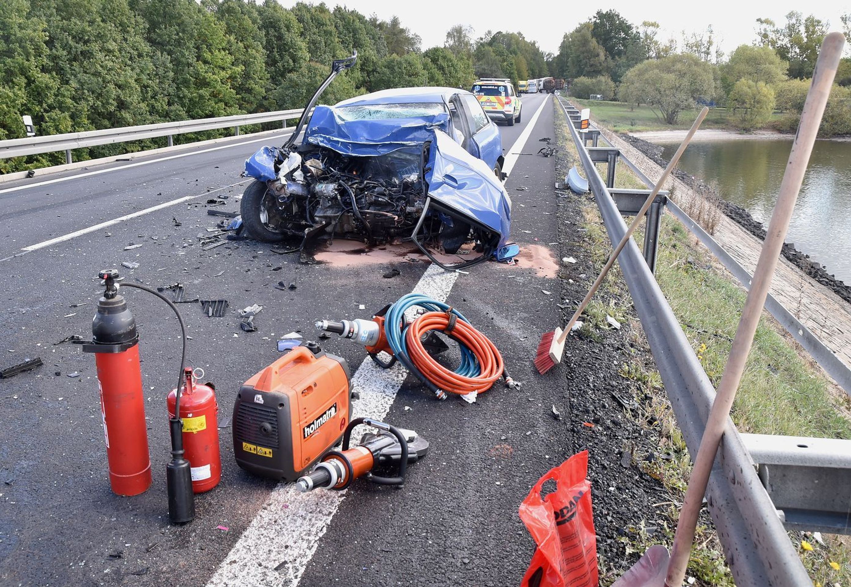 Smrtelná nehoda na hrázi jesenické přehrady u Chebu - 2 - GALERIE: Řidička u Chebu nepřežila čelní srážku s kamionem (5/6)