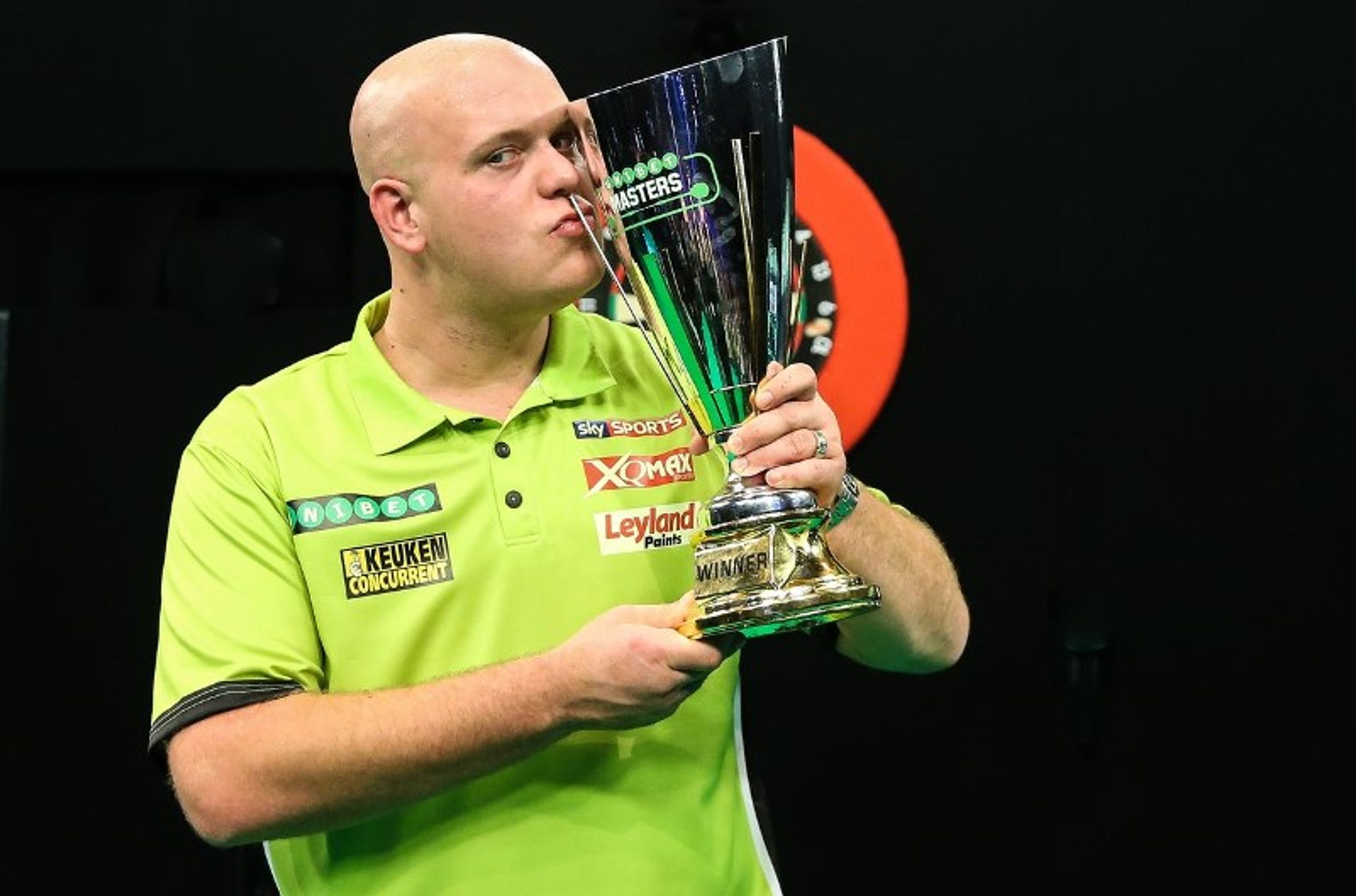 Michael van Gerwen ovládl Masters - GALERIE: Michael van Gerwen potěšil českého reprezentanta (5/6)