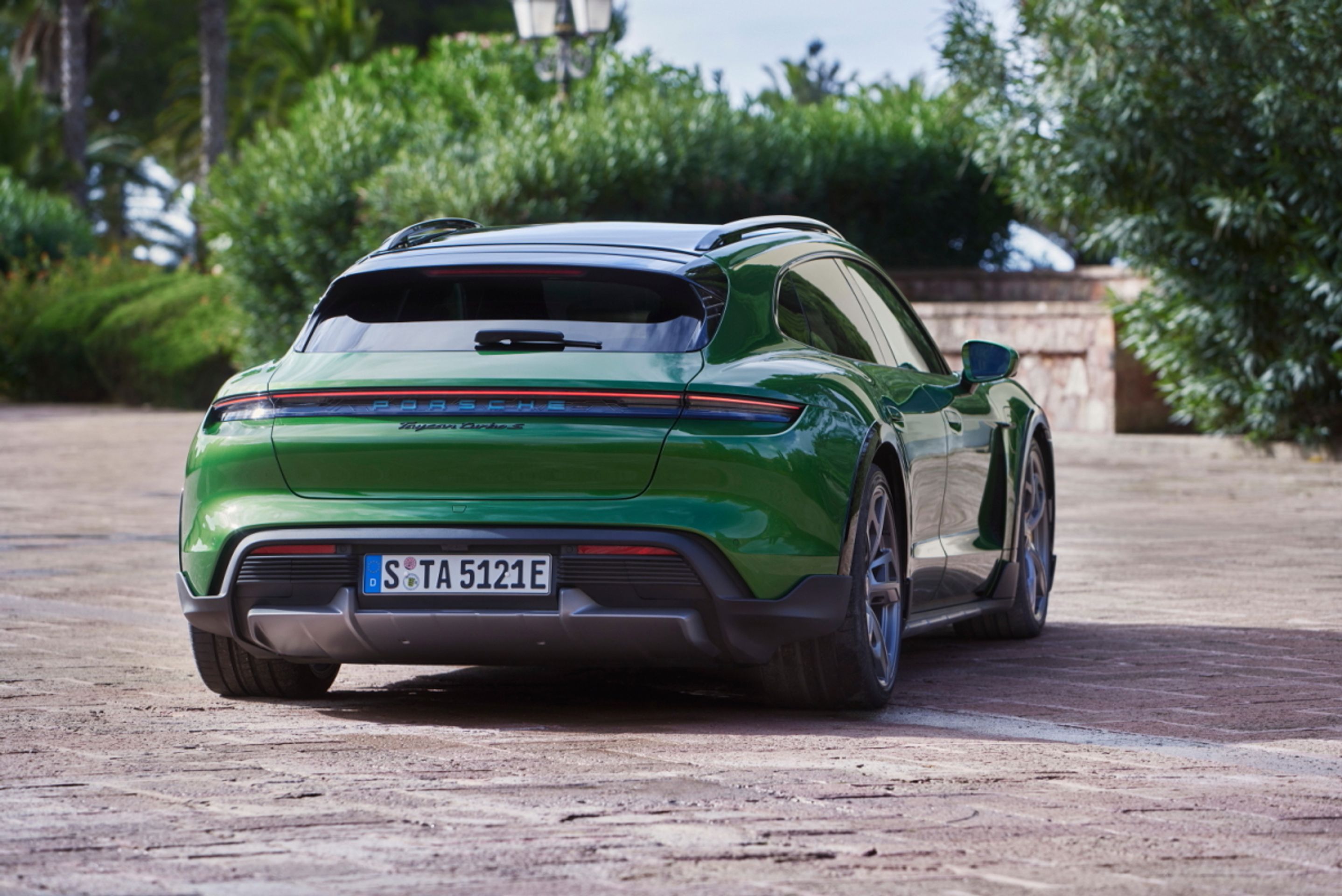 Porsche Taycan Cross Turismo - 14 - Fotogalerie: První elektrický kombík - Porsche Taycan Cross Turismo (7/19)