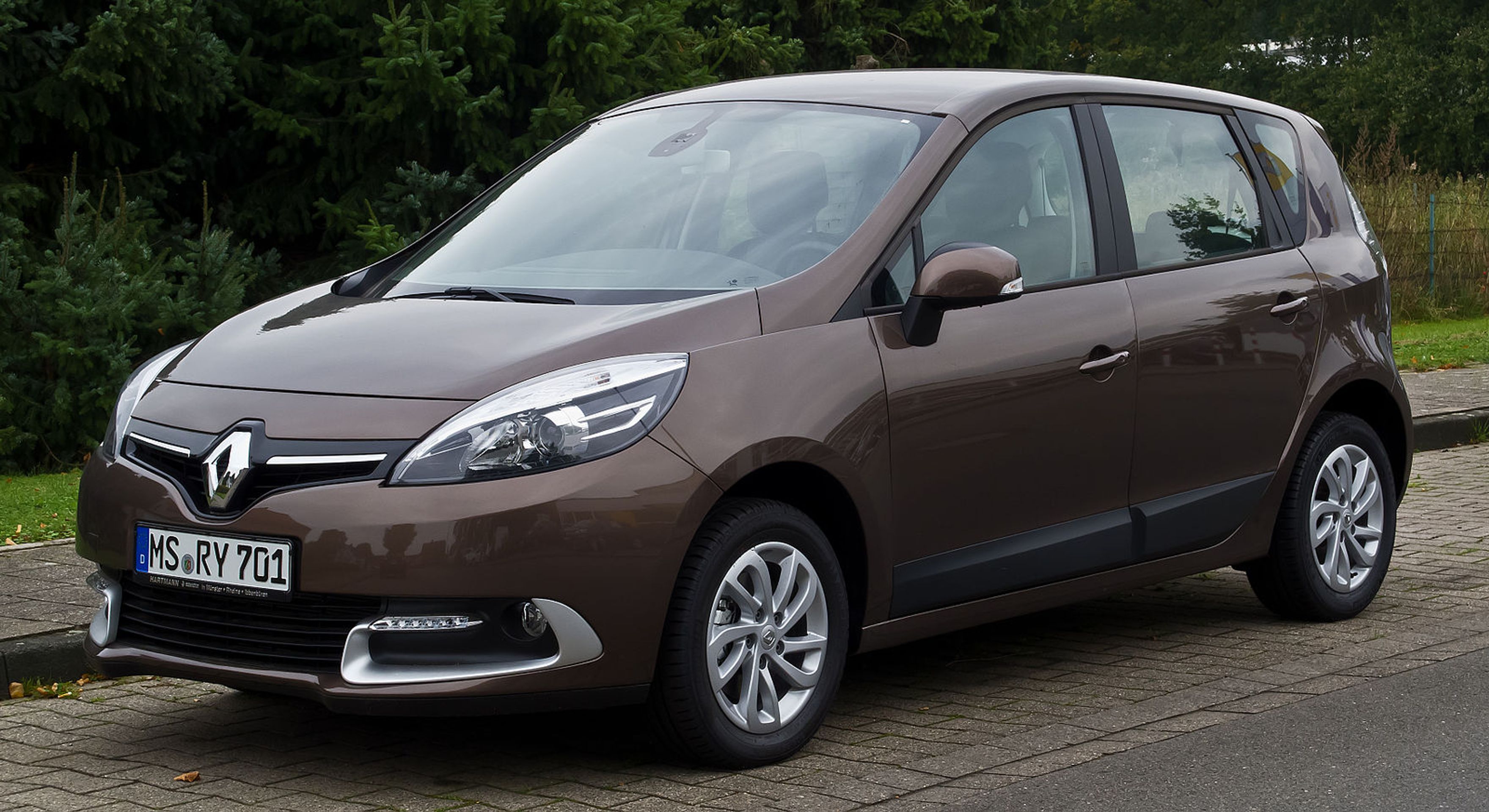 Renault Scénic třetí generace (2009-2015) - Předchozí generace rodinného MPV Renault Scénic (3/4)