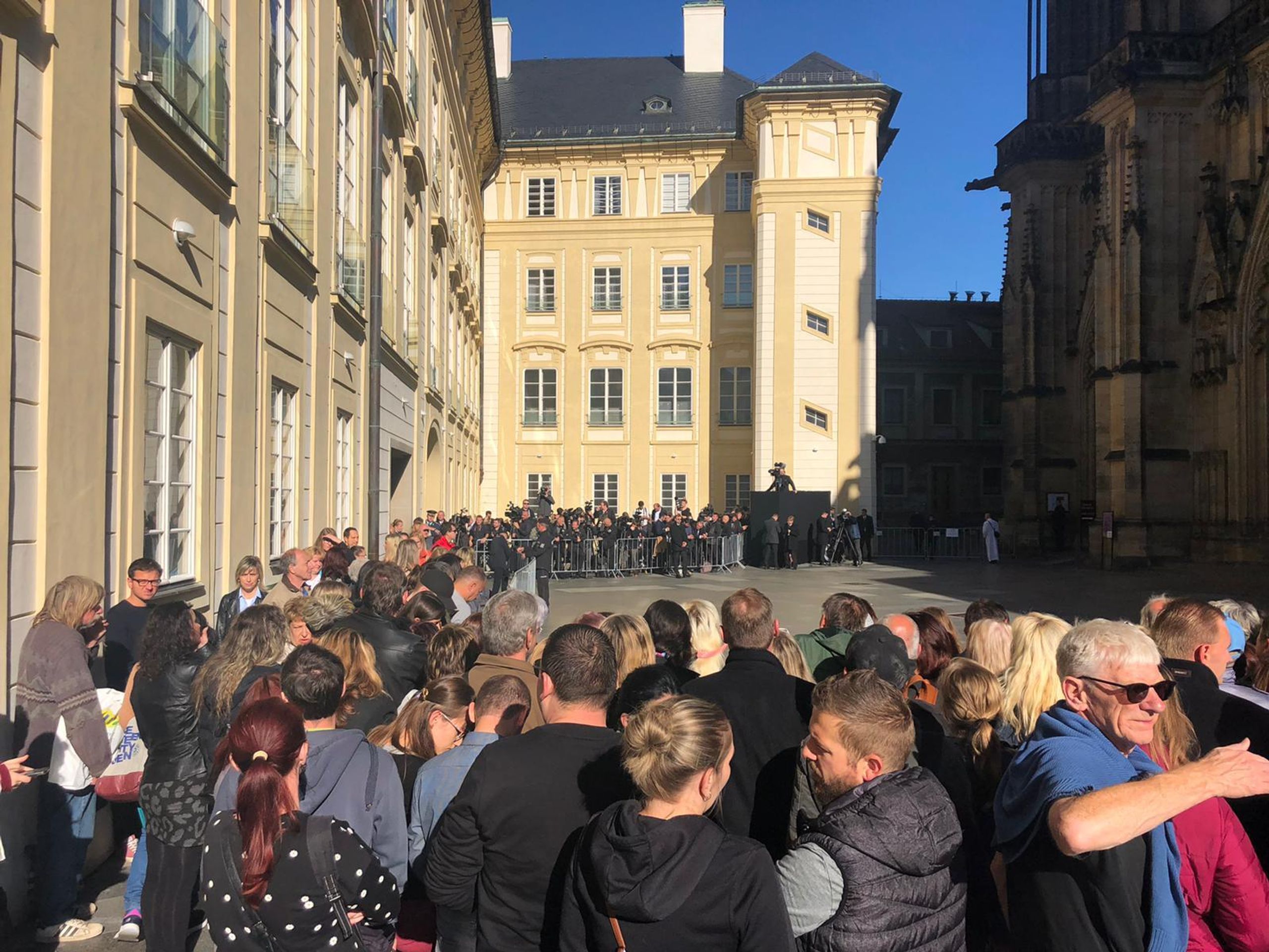 Lidé přicházejí na zádušní mši za Karla Gotta - 10 - GALERIE: Lidé přicházejí na zádušní mši za Karla Gotta (12/14)