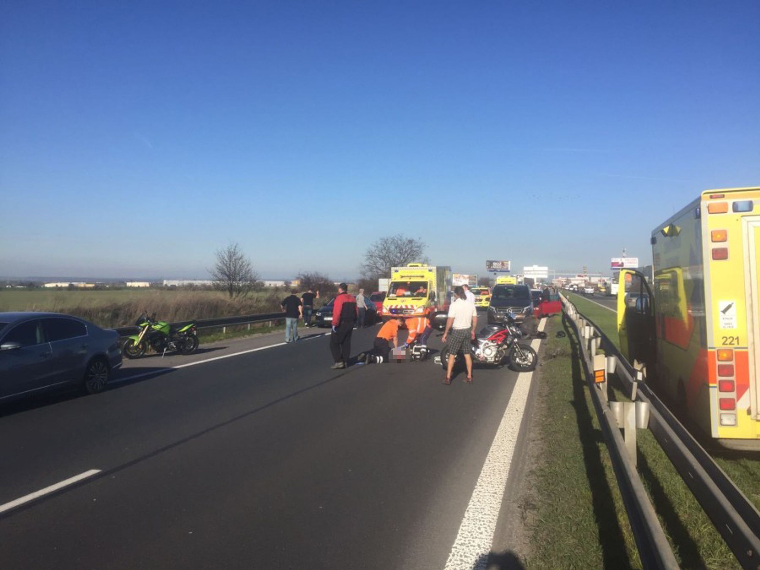 Dopravni nehoda motorky a osobniho vozu - 3 - GALERIE: Nehoda motorkářů na D10 (2/16)