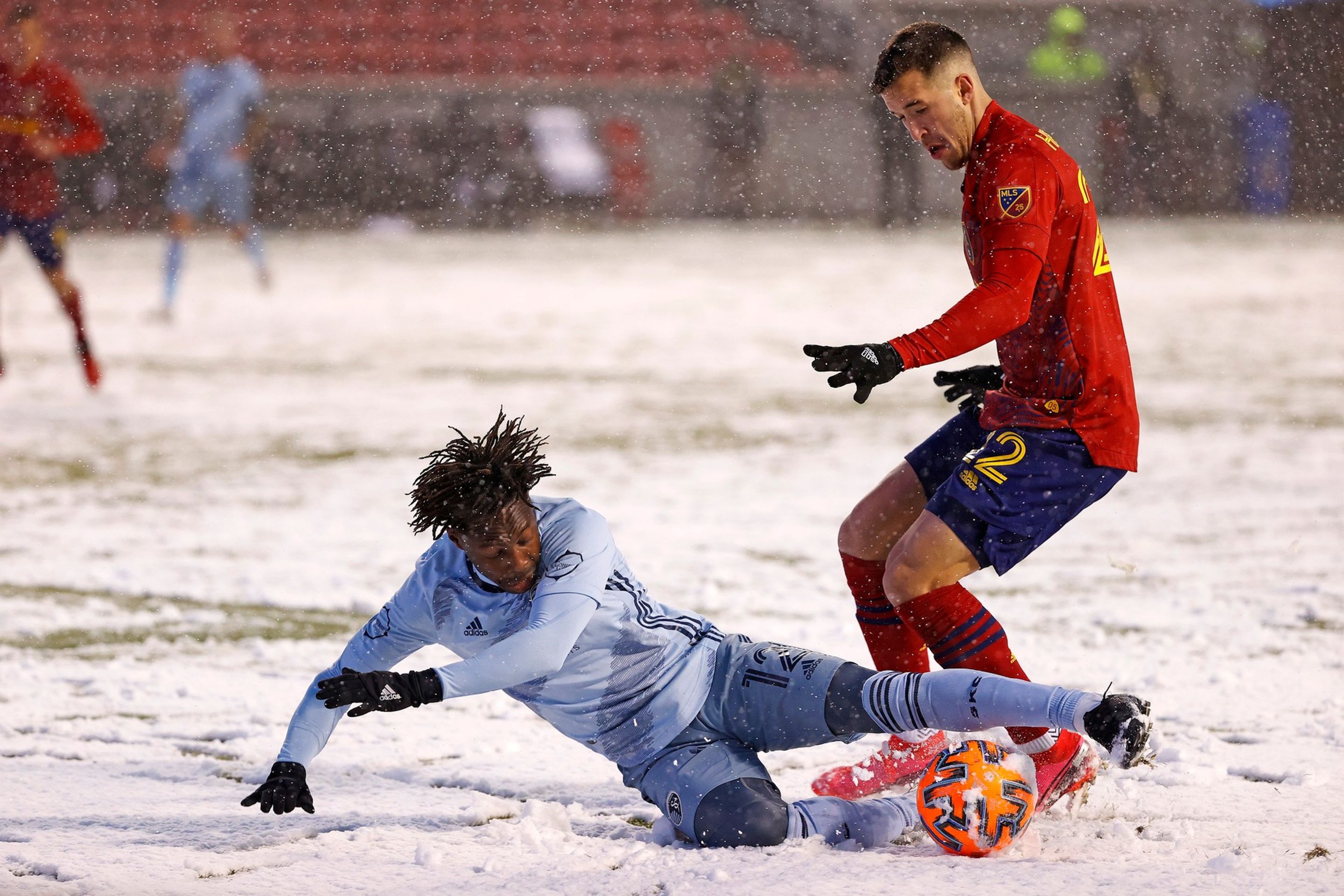 Hráči se ve sněhu nebáli ani do skluzů - GALERIE: Velká sněhová bitva! Hřiště v Salt Lake City zasypala vánice (4/13)