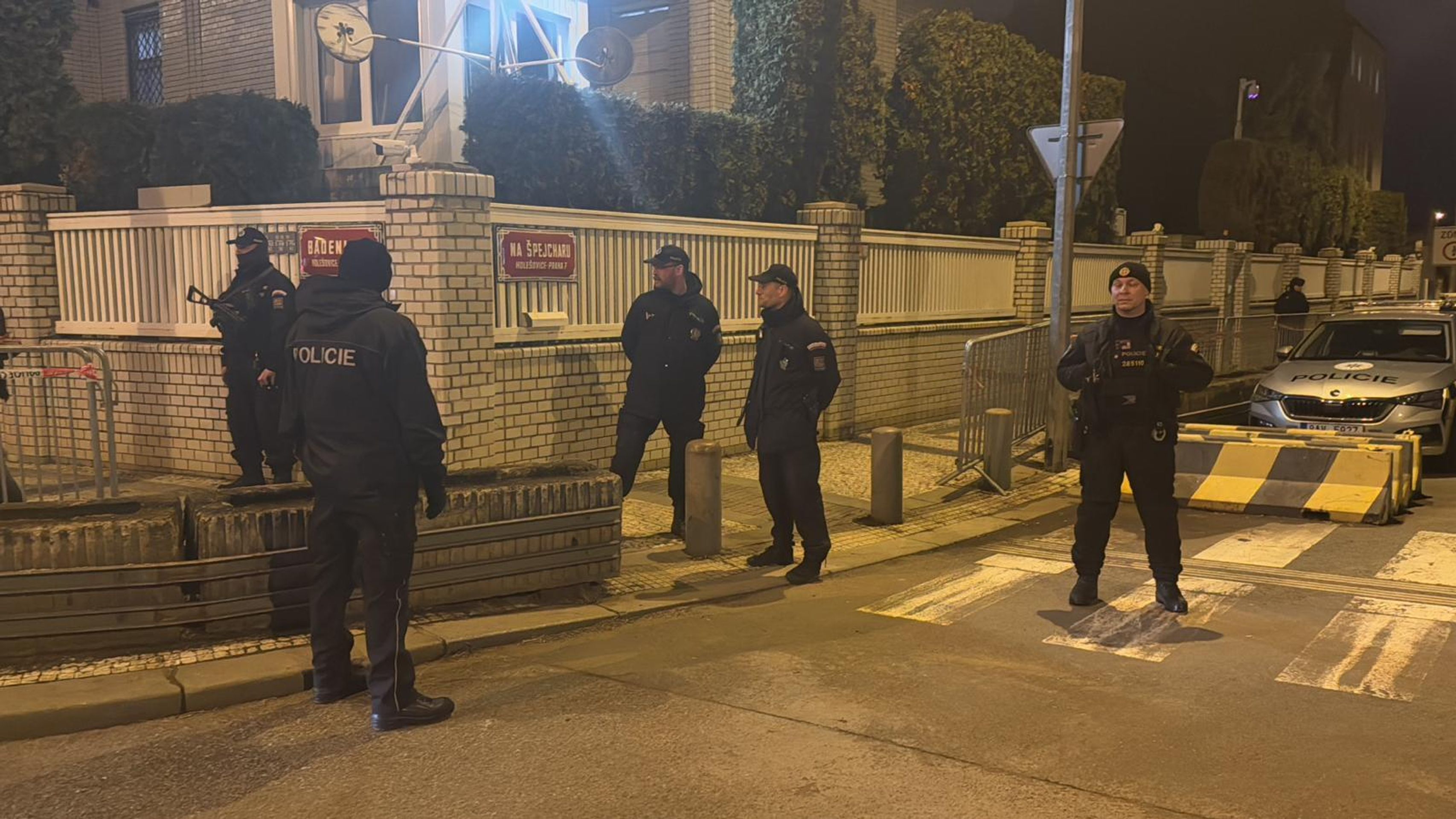 Policejní zásah u izraelské ambasády, kde se pokusil upálit muž - Policejní zásah u izraelské ambasády, kde se pokusil upálit muž (3/3)